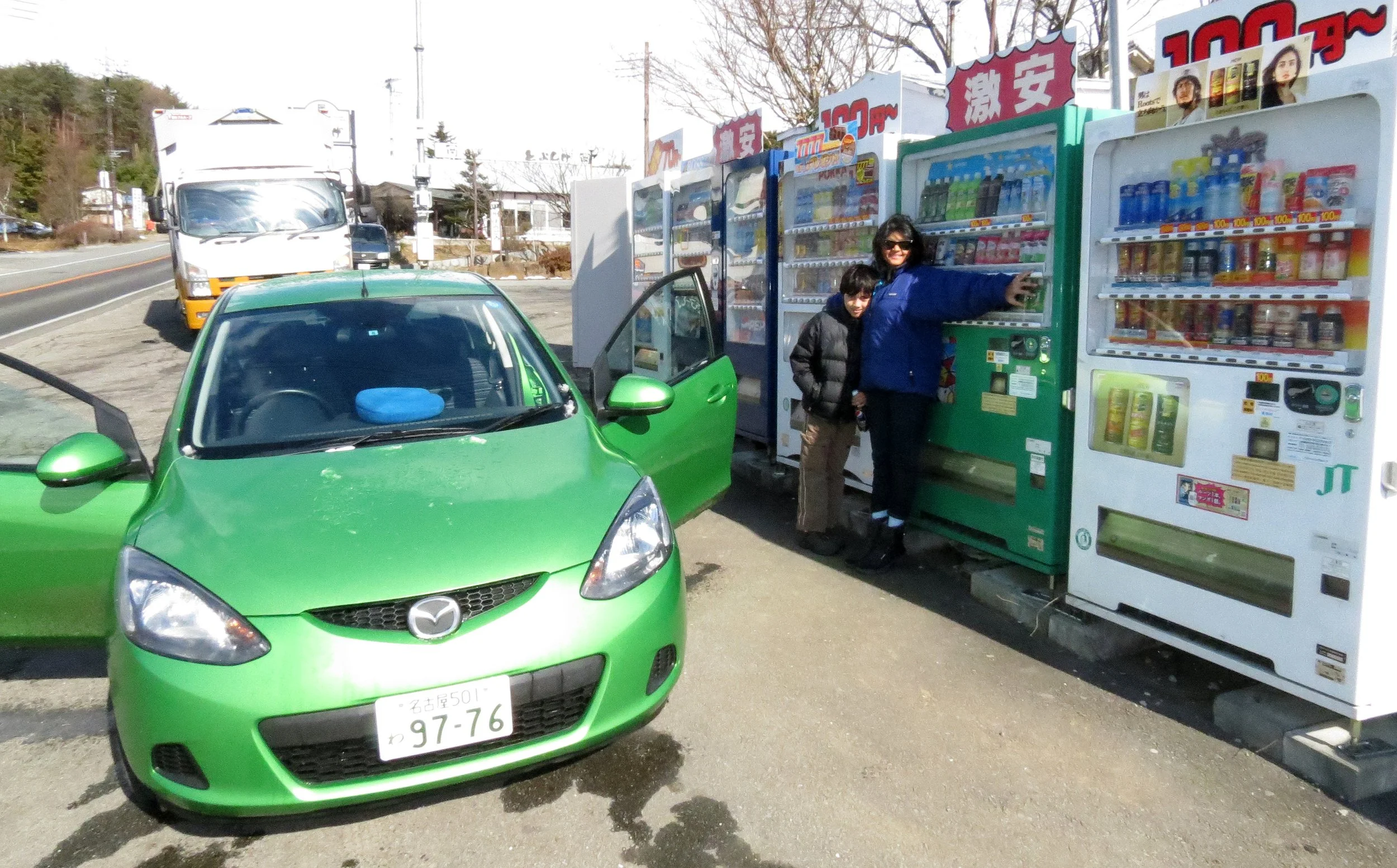 FOOD - VENDING MACHINES NEAR FUJI SAN!.JPG