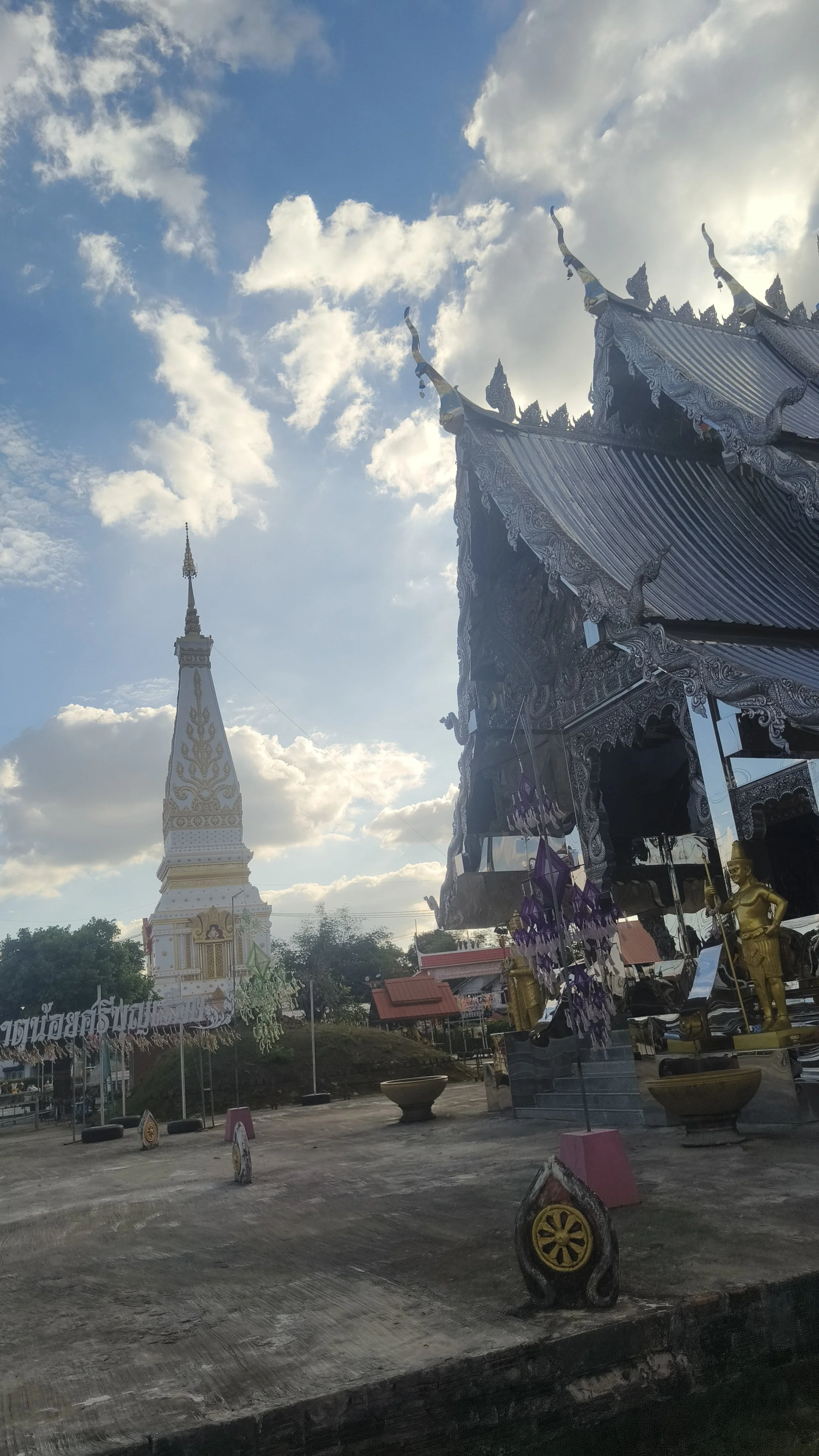Wat That Noi Sriboonruang, Nakhon Phanom Province  (1).jpg