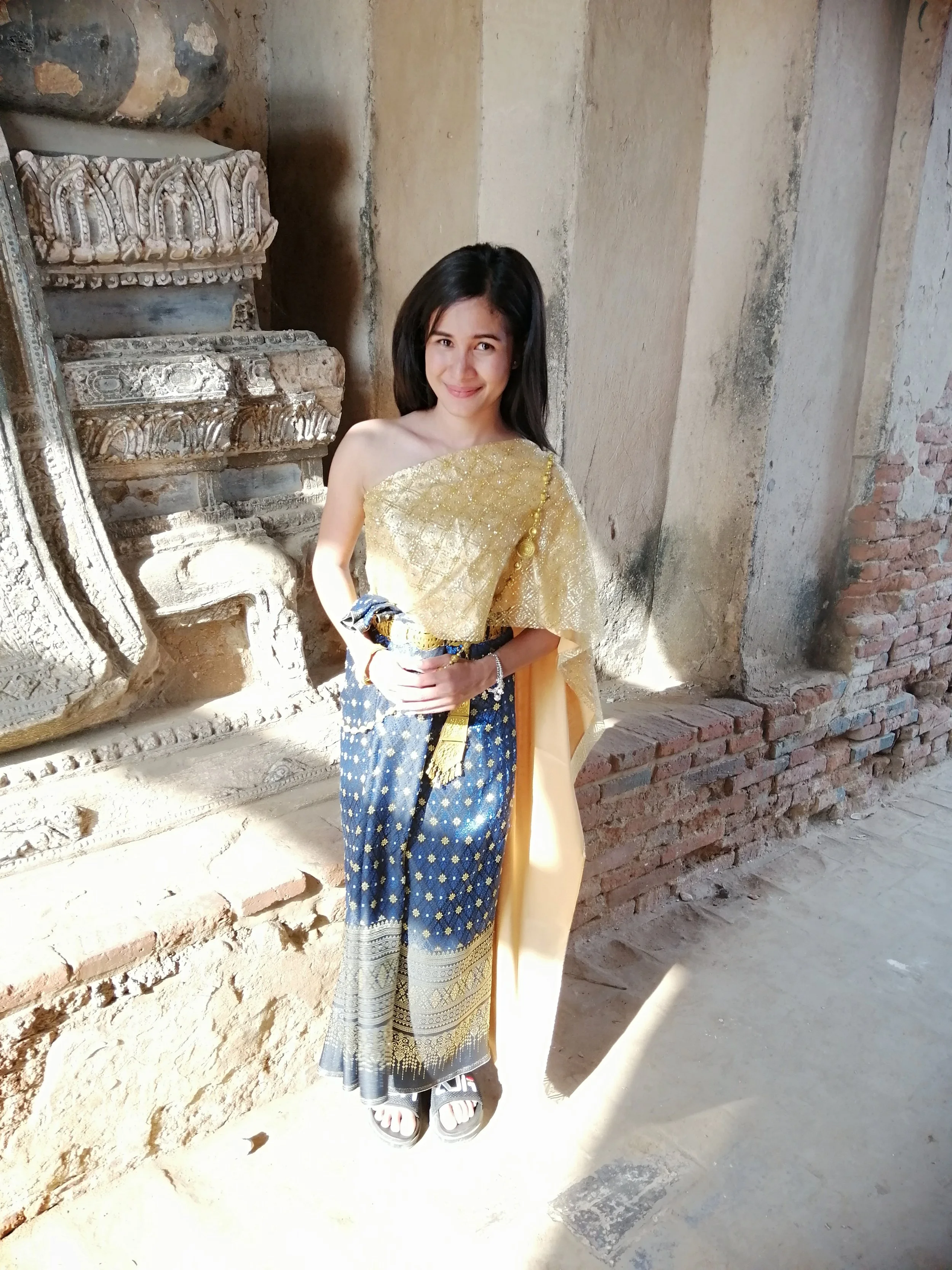 2018 Ayutthaya Pics with Gift in Traditional Dress (174).jpg
