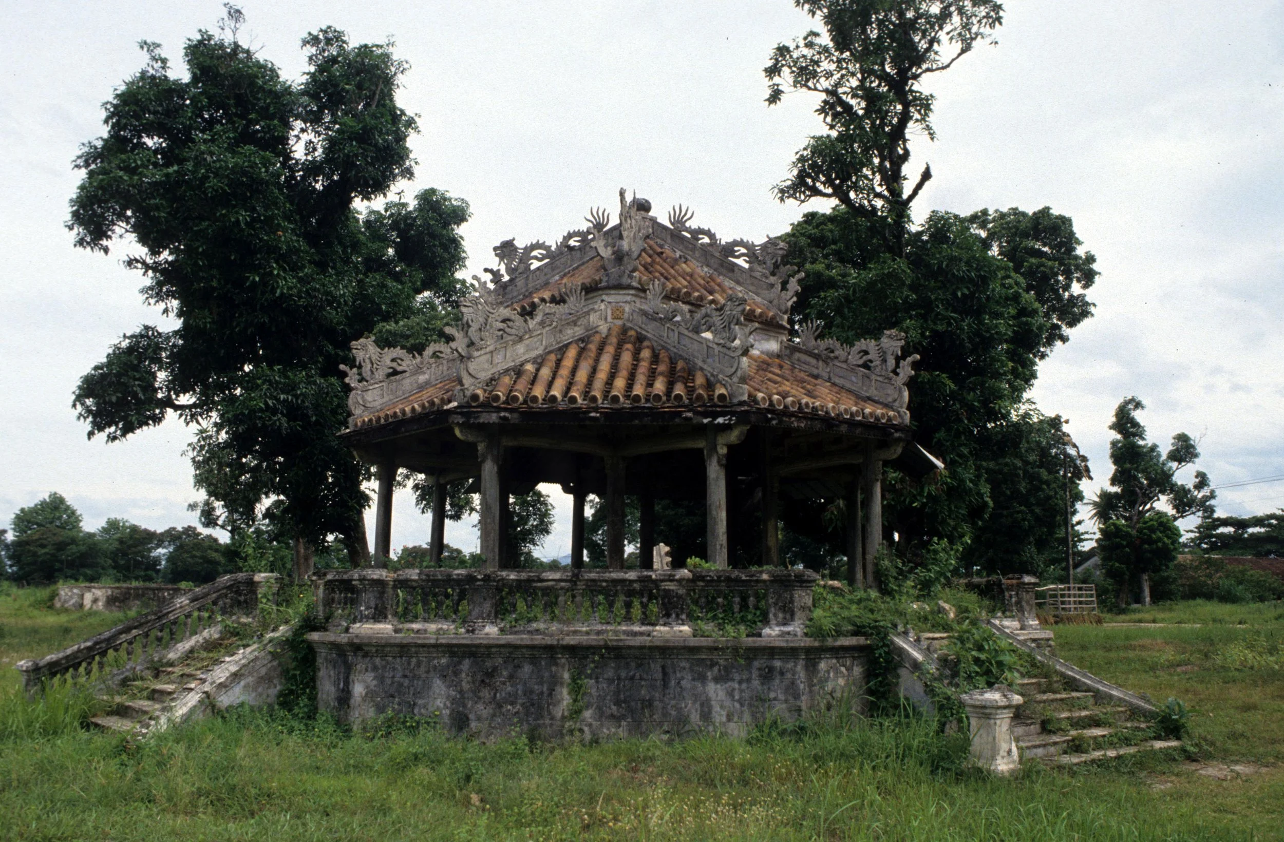 HUE - IMPERIAL PALACE 1994 (3).jpg