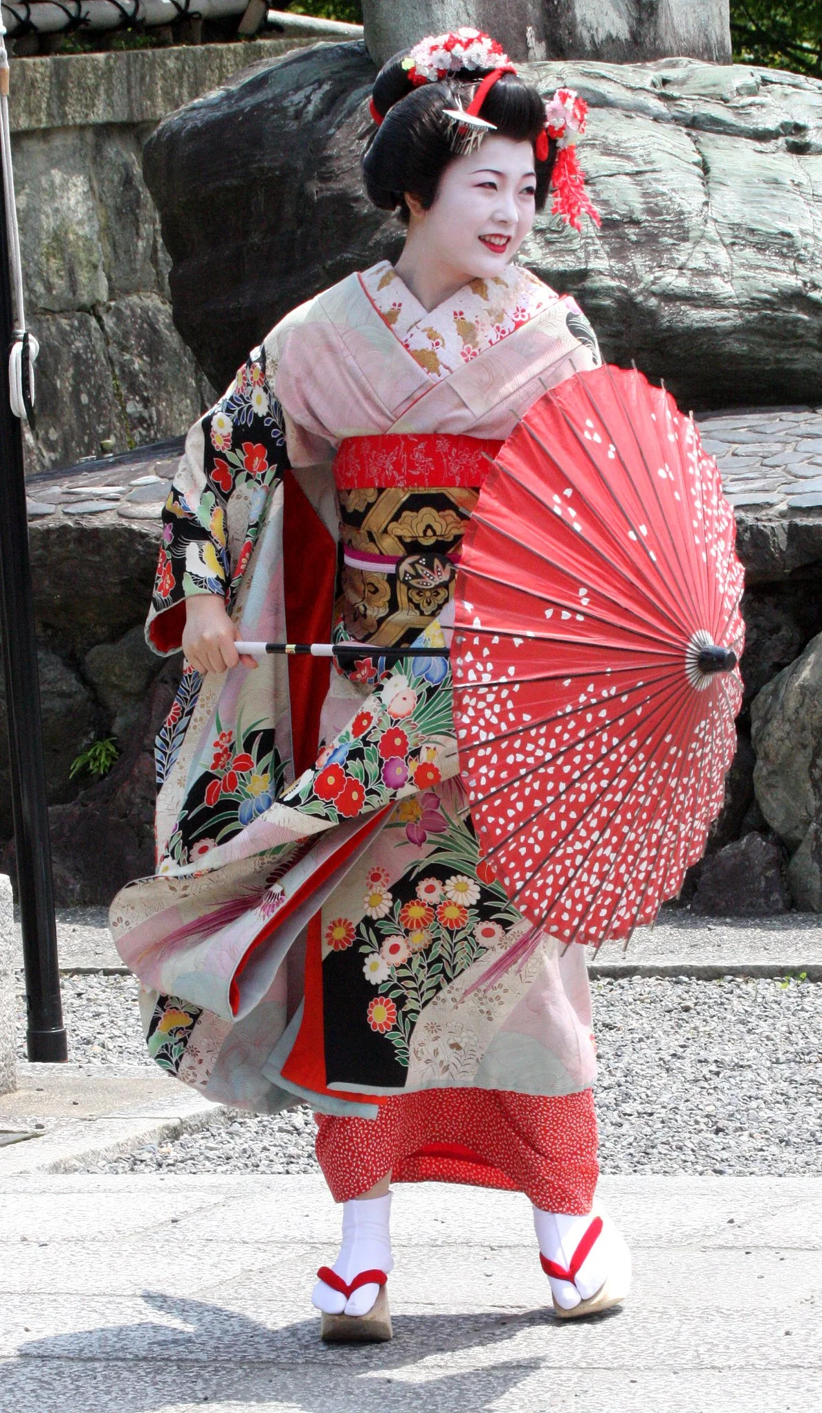 KYOTO - MAY 2009 - GEISHA IN STREET NEAR KYOUMIZU TEMPLE.JPG