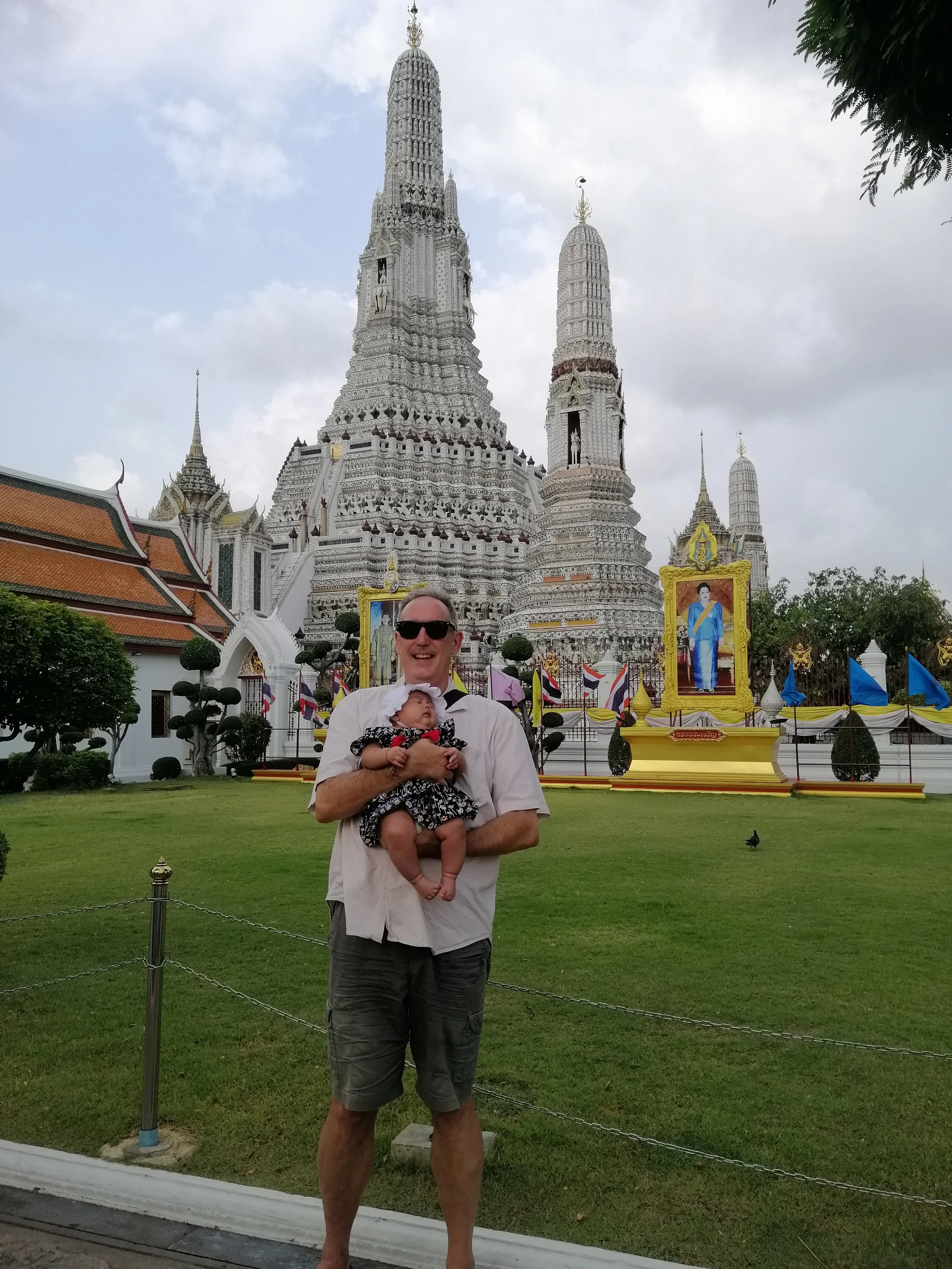 2020 Wat Arun with Liana, Cokie and Gift (1).jpg
