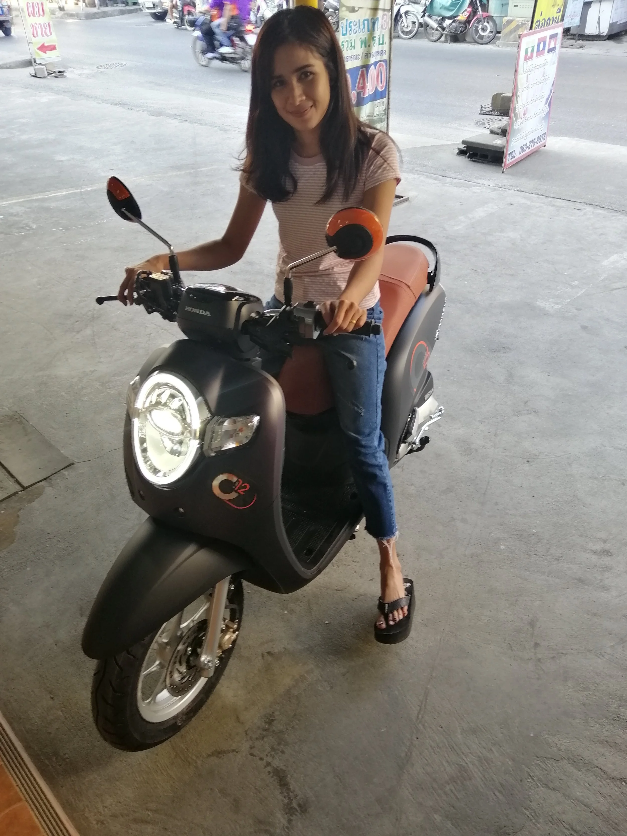 2018 Pics with Gift in Thailand (361).jpg