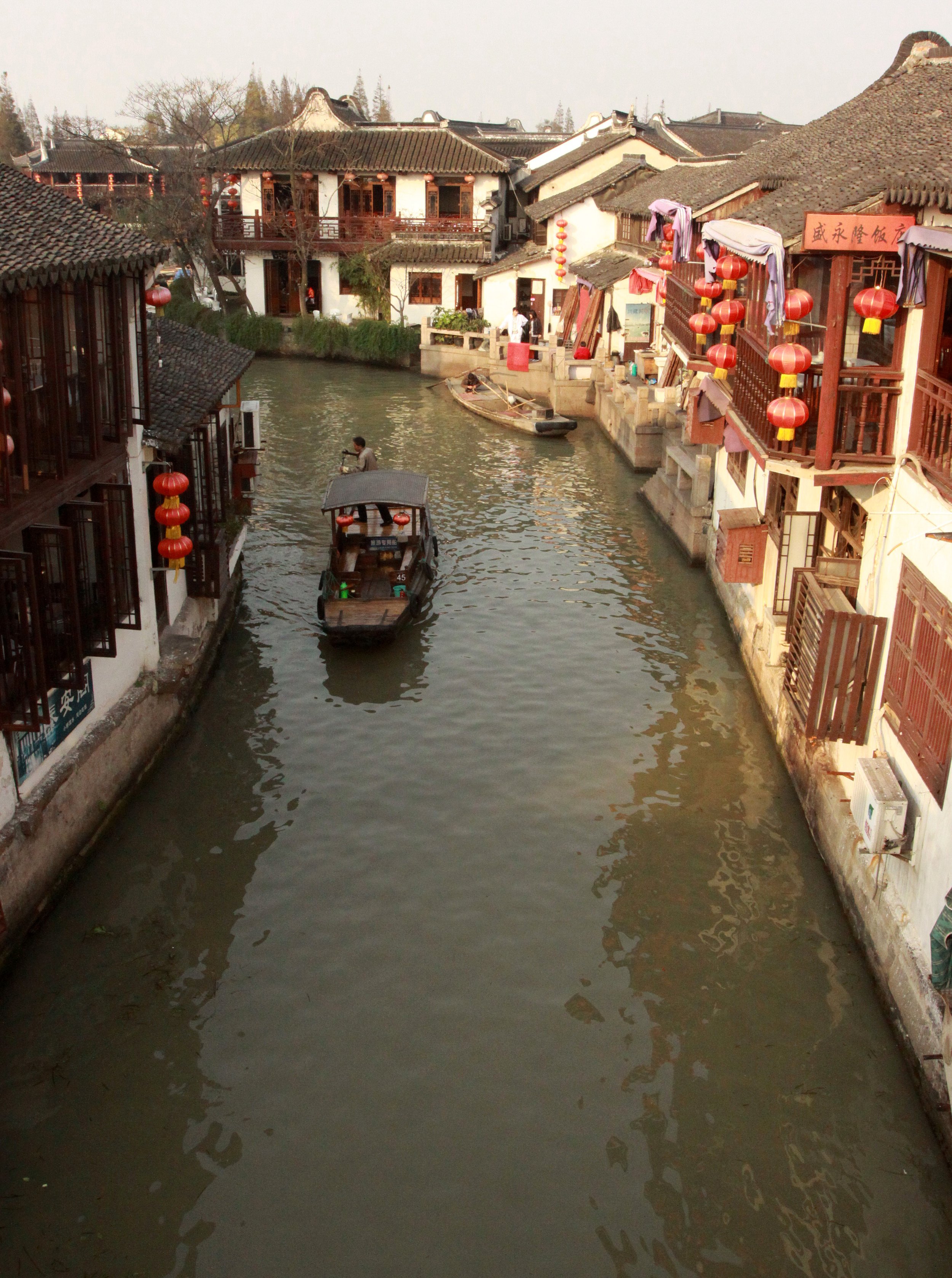 ZHUJIAJIAO WATER TOWN - NOVEMBER 20 2011 (61).JPG