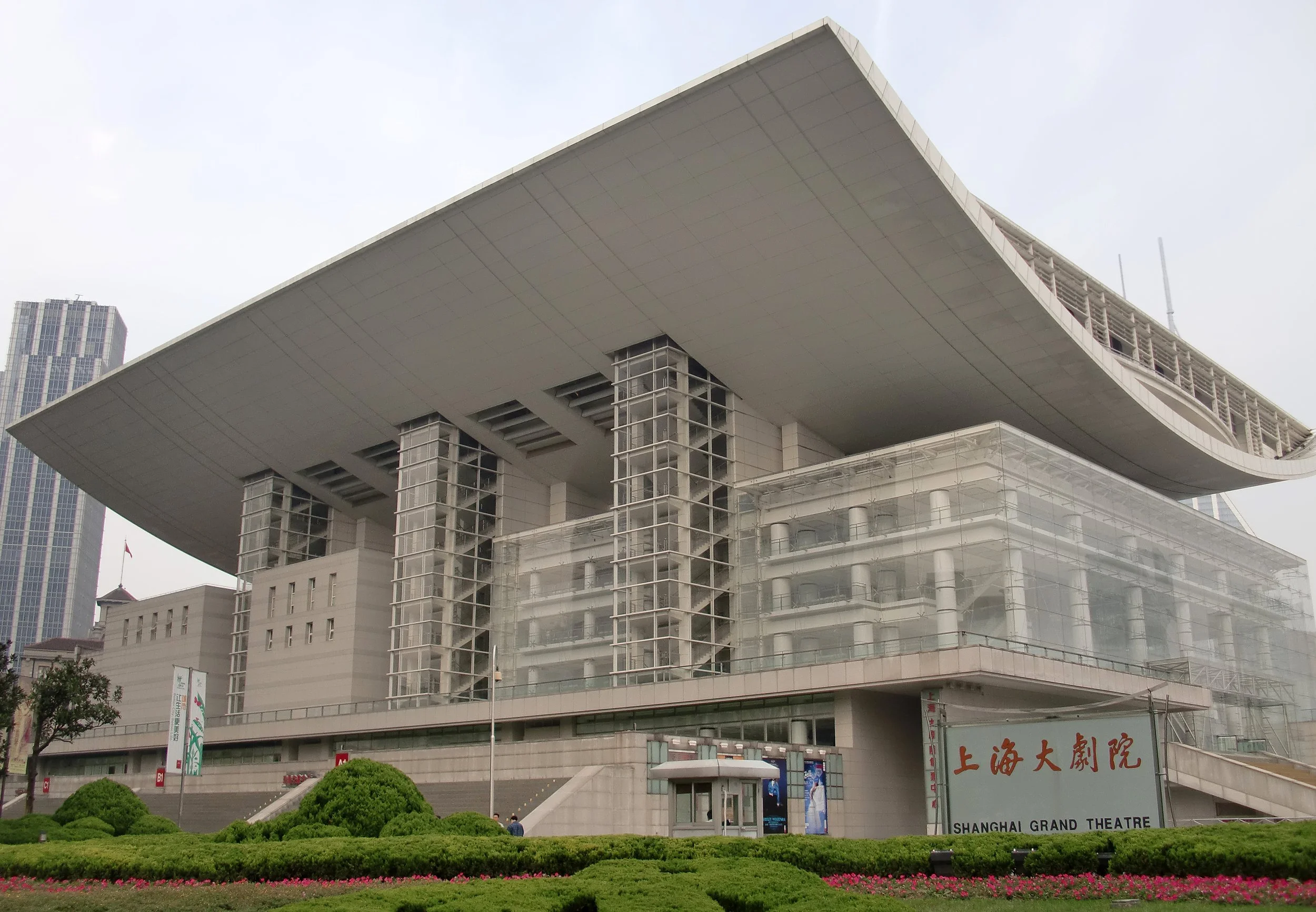 2010-10-3 WALKING PEOPLE'S SQUARE SHANGHAI (1).JPG