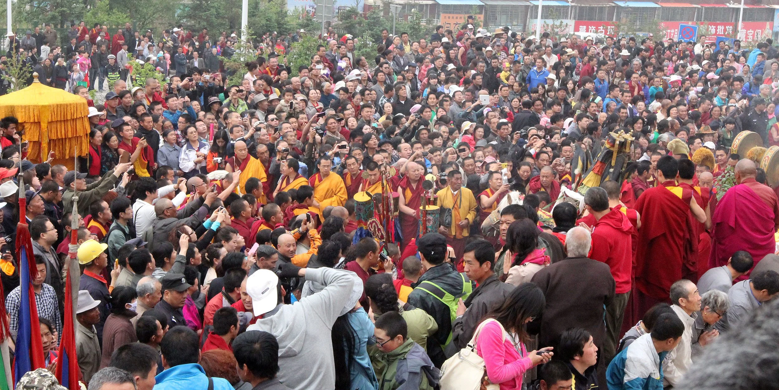 KUMBUM MONASTERY - QINGHAI - SUNNING BUDDHA FESTIVAL 2013 (240).JPG