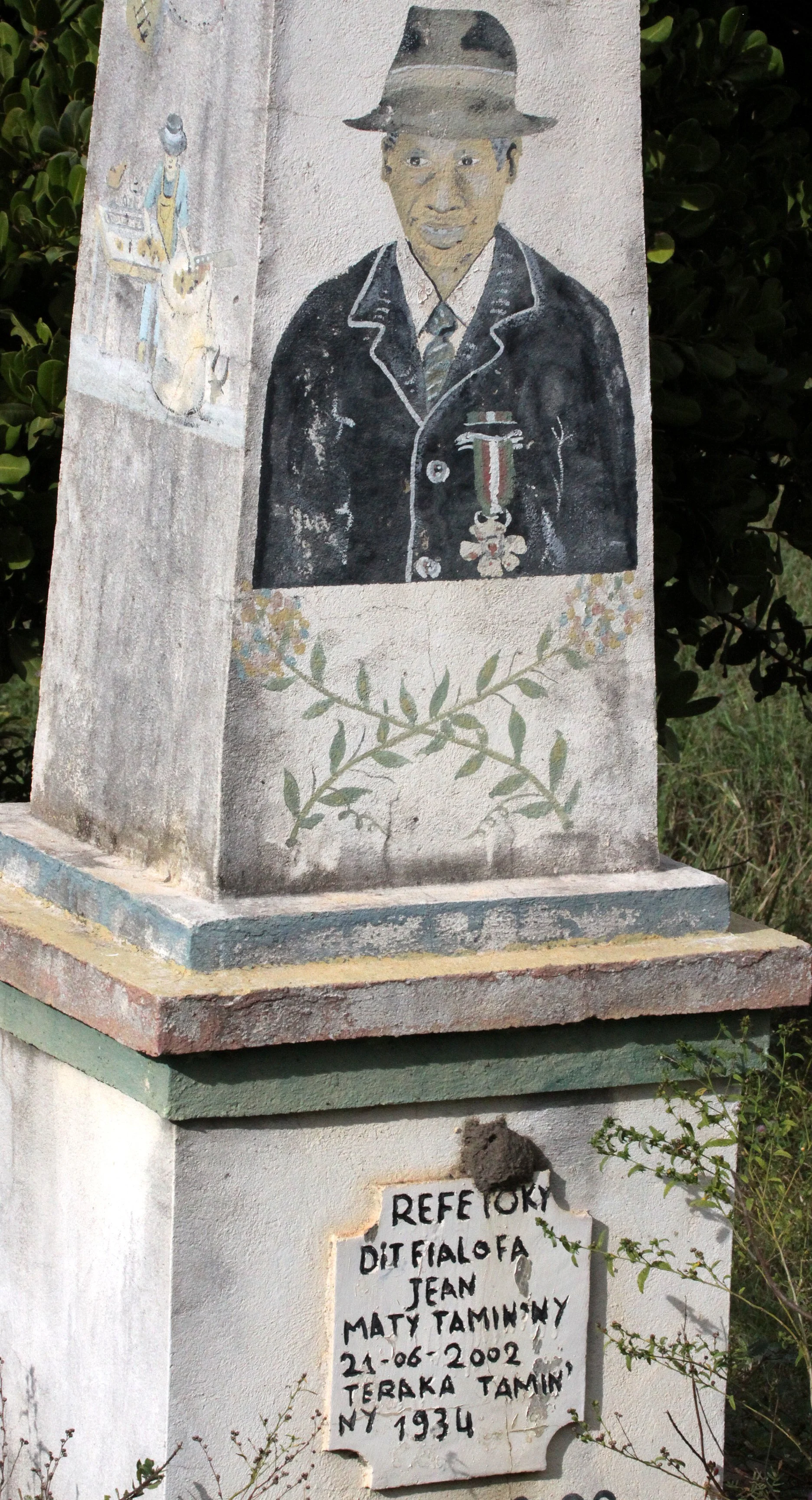 FORT DAUPHIN - MAHAFALY TOMB ART (2).JPG