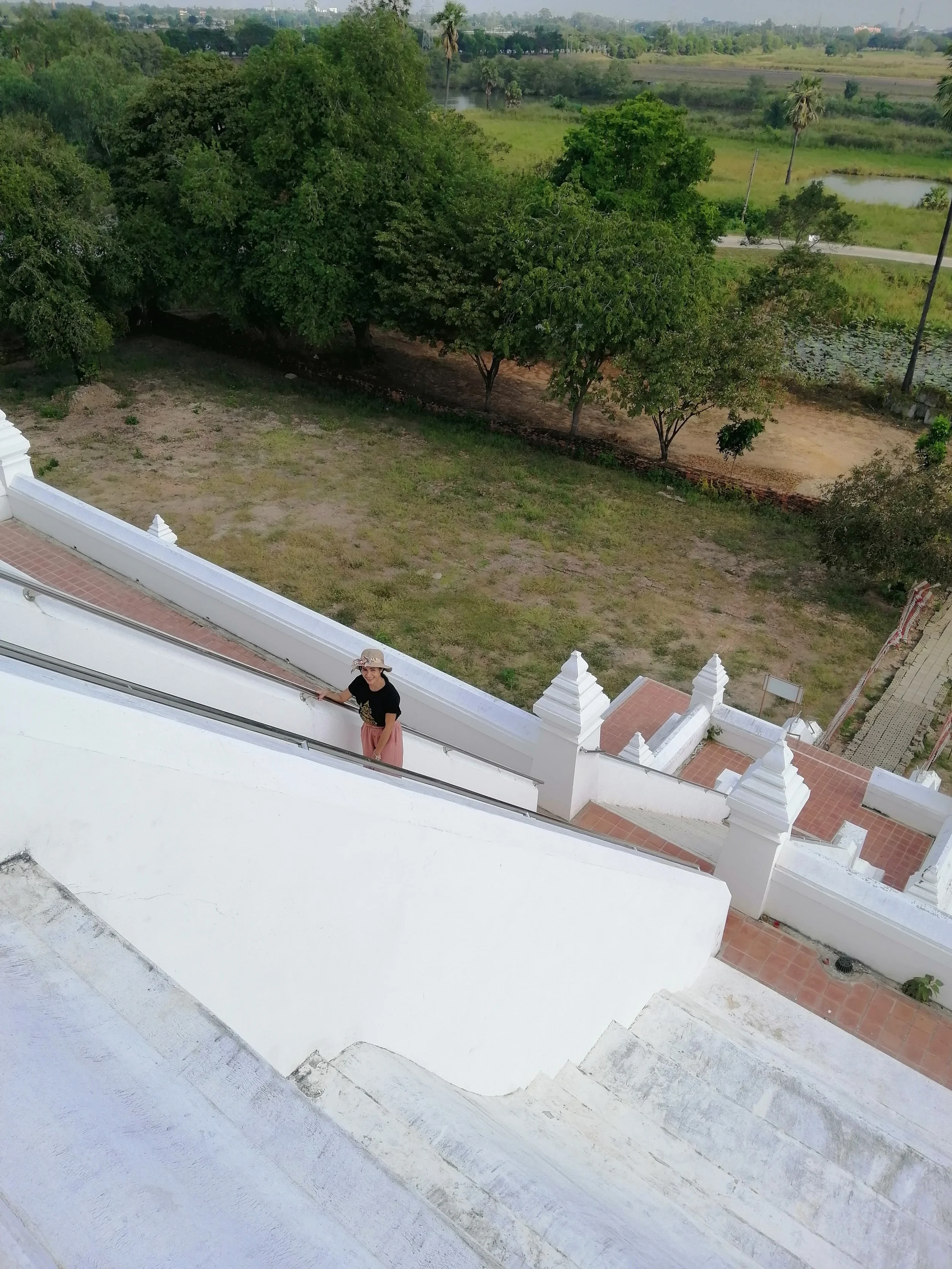 2018 Ayutthaya Pics with Gift in Traditional Dress (130).jpg