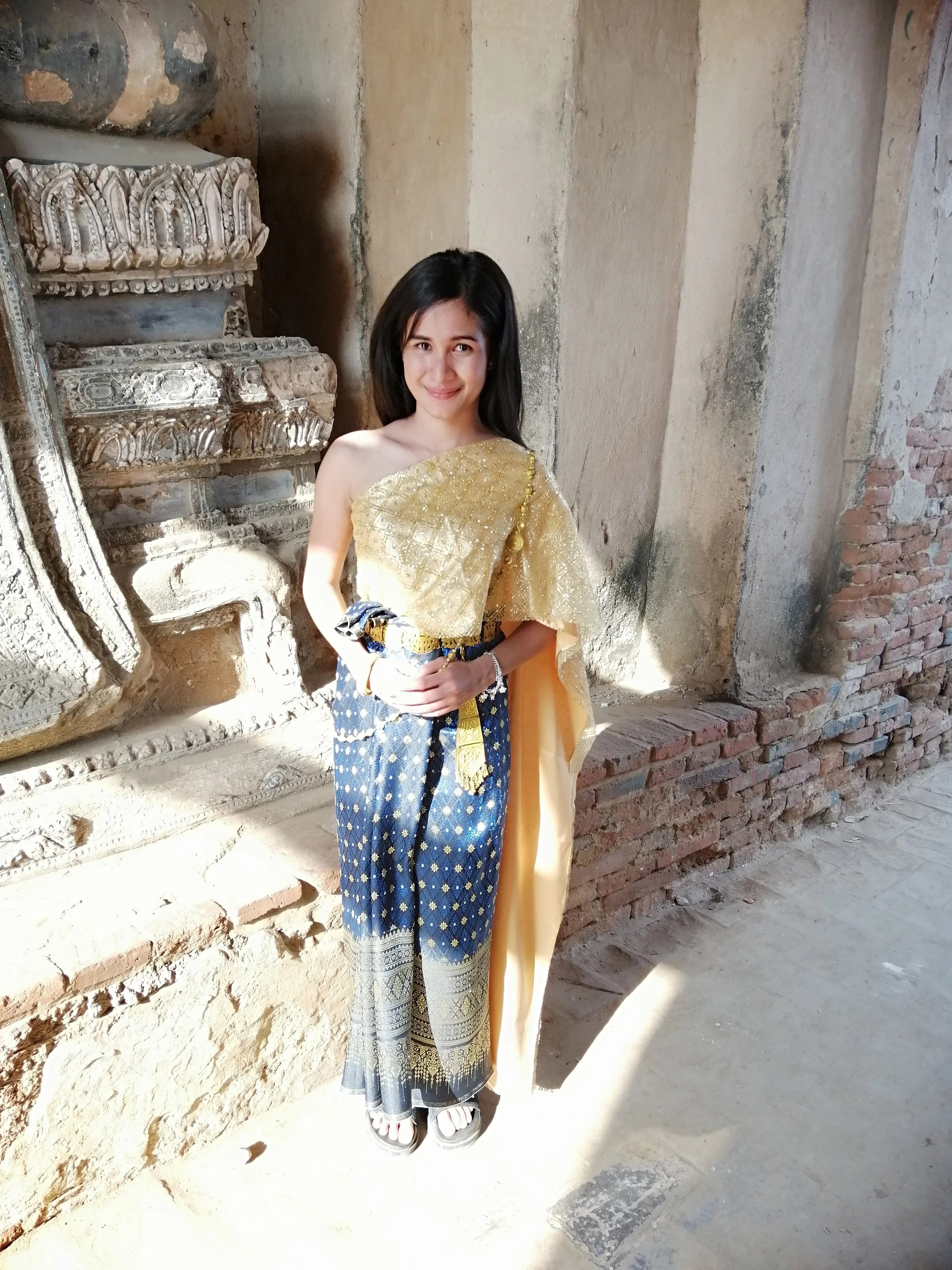 2018 Ayutthaya Pics with Gift in Traditional Dress (176).jpg