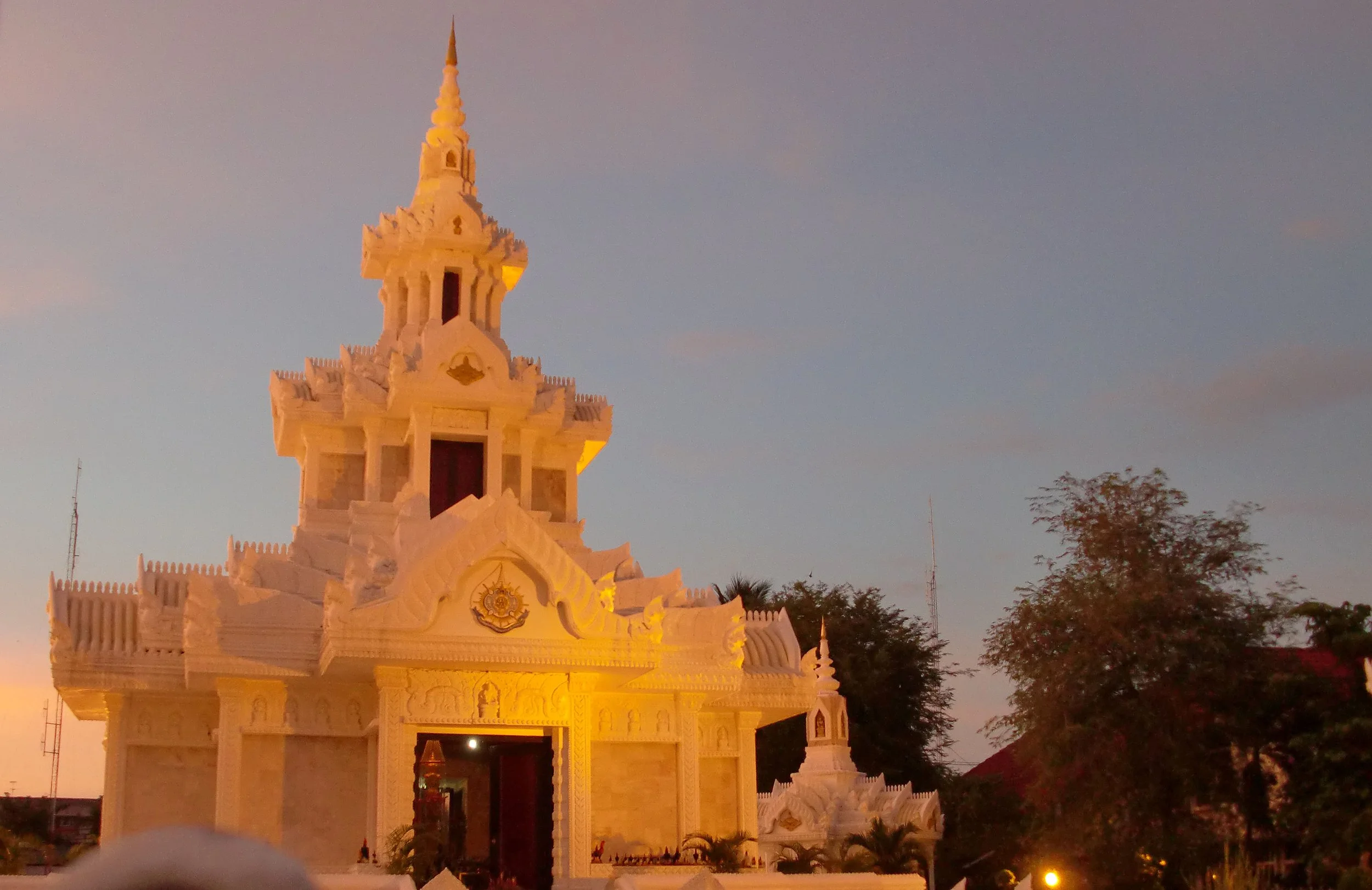 2010 Nakhonsithammarat Hanging in Khon (1).JPG