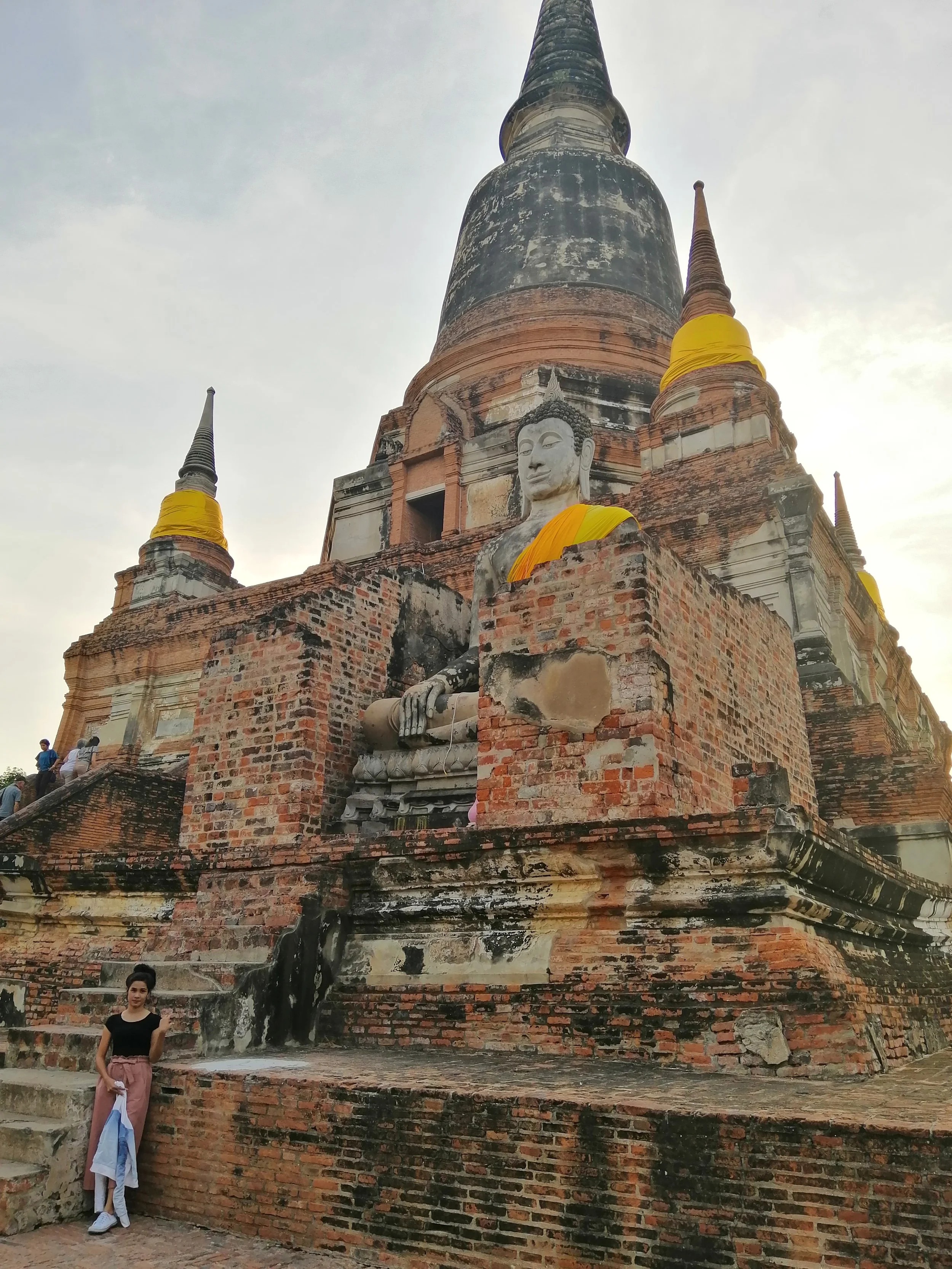 2018 Ayutthaya Pics with Gift in Traditional Dress (33).jpg