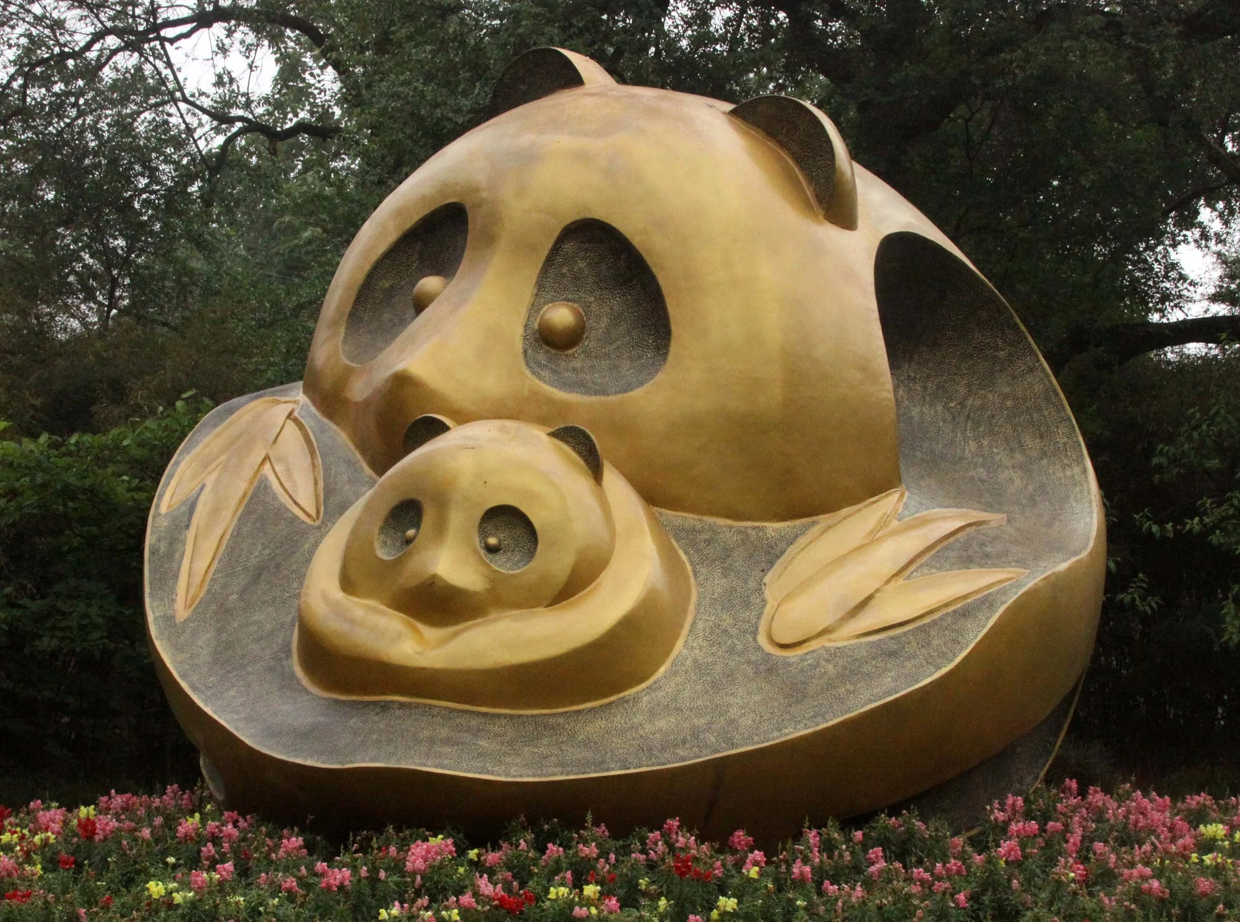 CHENGDU GIANT PANDA BREEDING CENTER - CHINA ALIVE 2011 (35).JPG