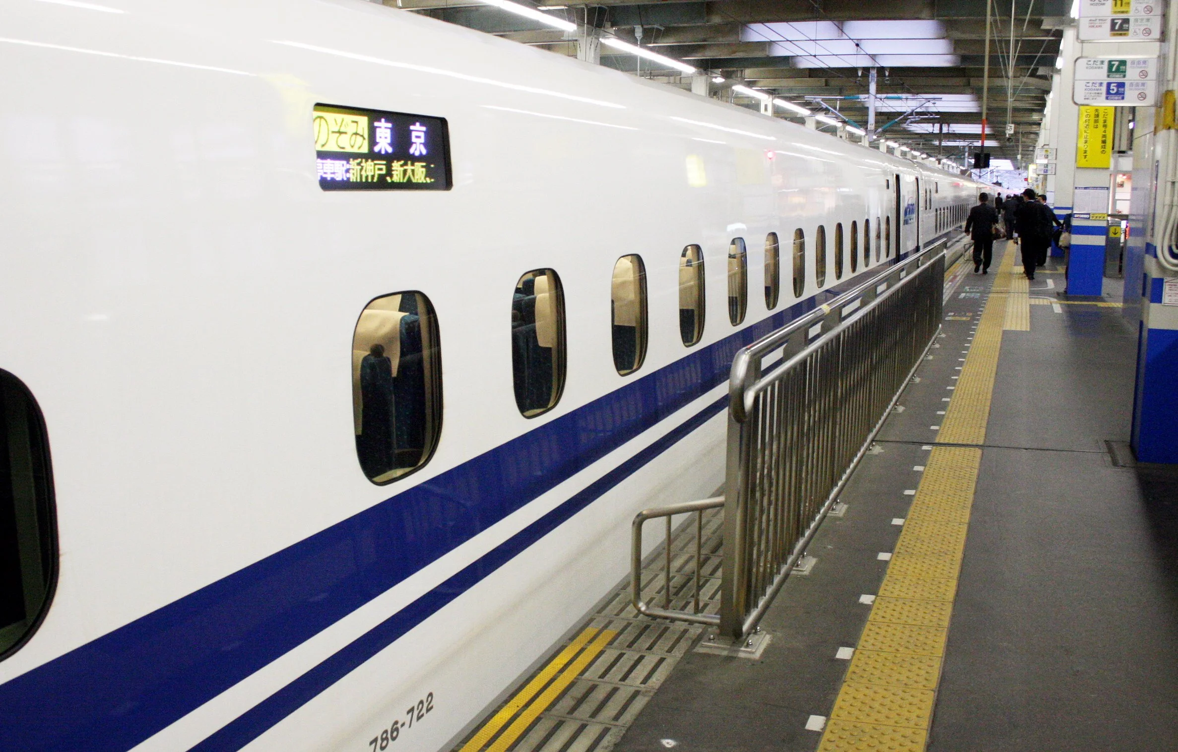 HIROSHIMA - MAY 2009 - SHINKANSEN SCENES.JPG