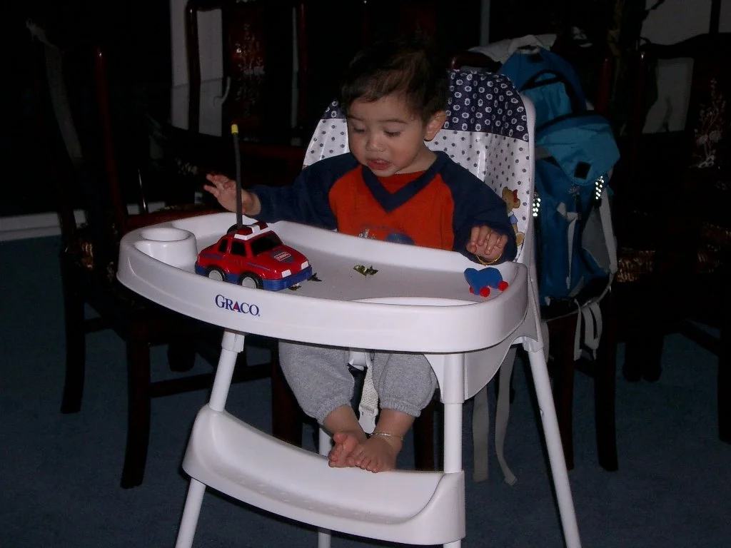 2004-3-5 COKIE ON HIGHCHAIR (2).JPG