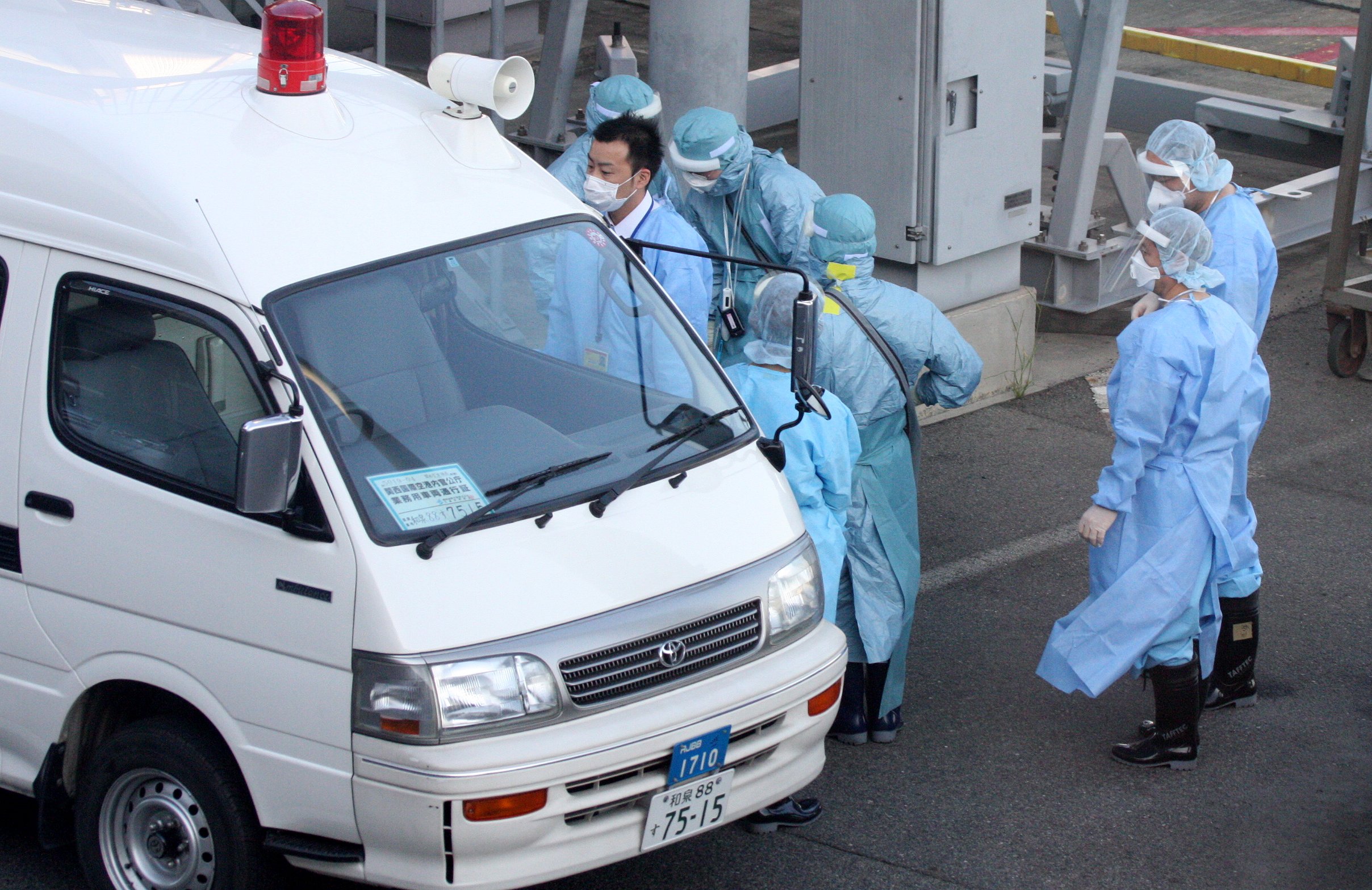 OSAKA - MAY 2009 - SWINE FLU INSPECTORS (9).JPG