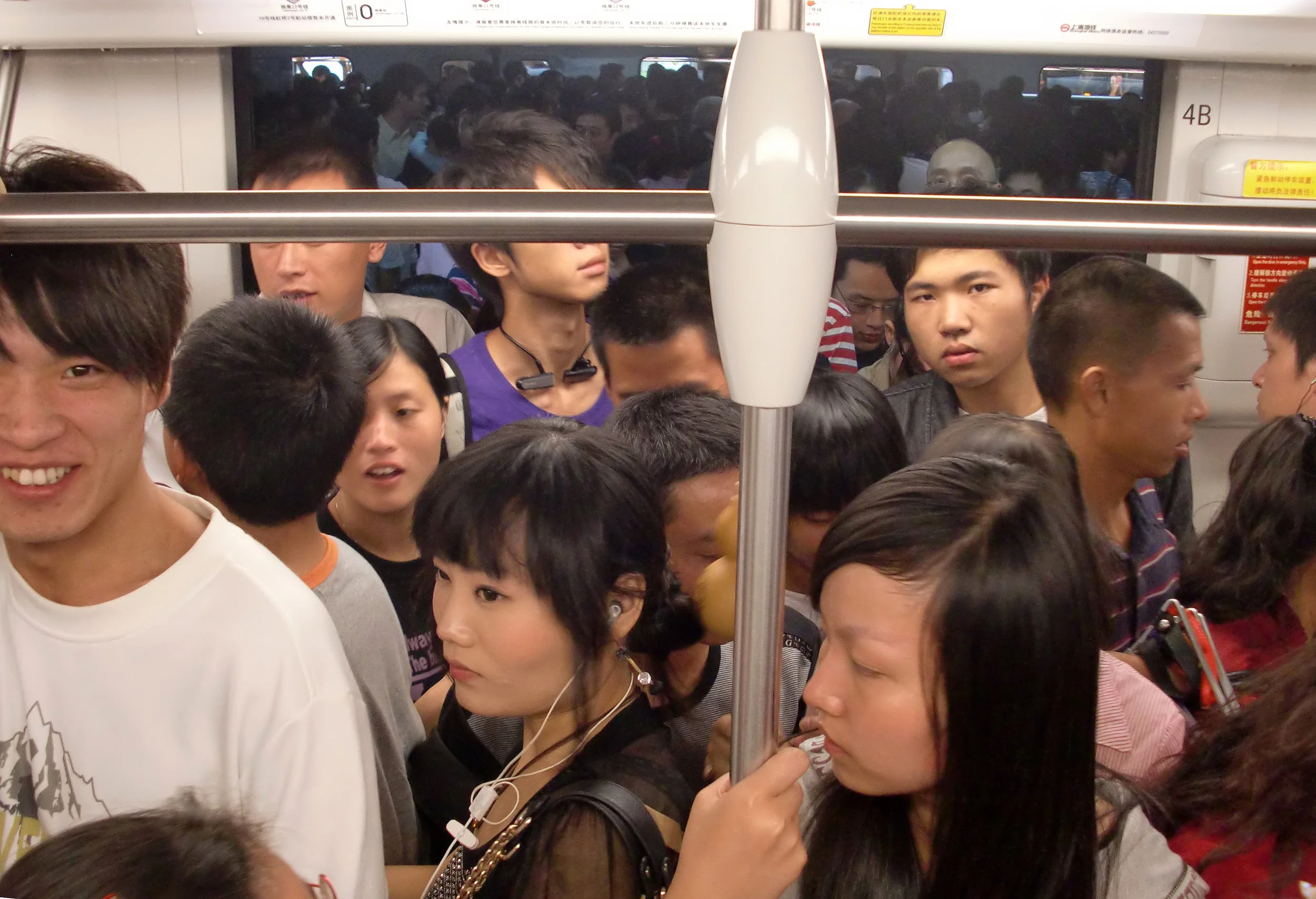 2010-10-3 SHANGHAI RUSH HOUR ON METRO (1).JPG