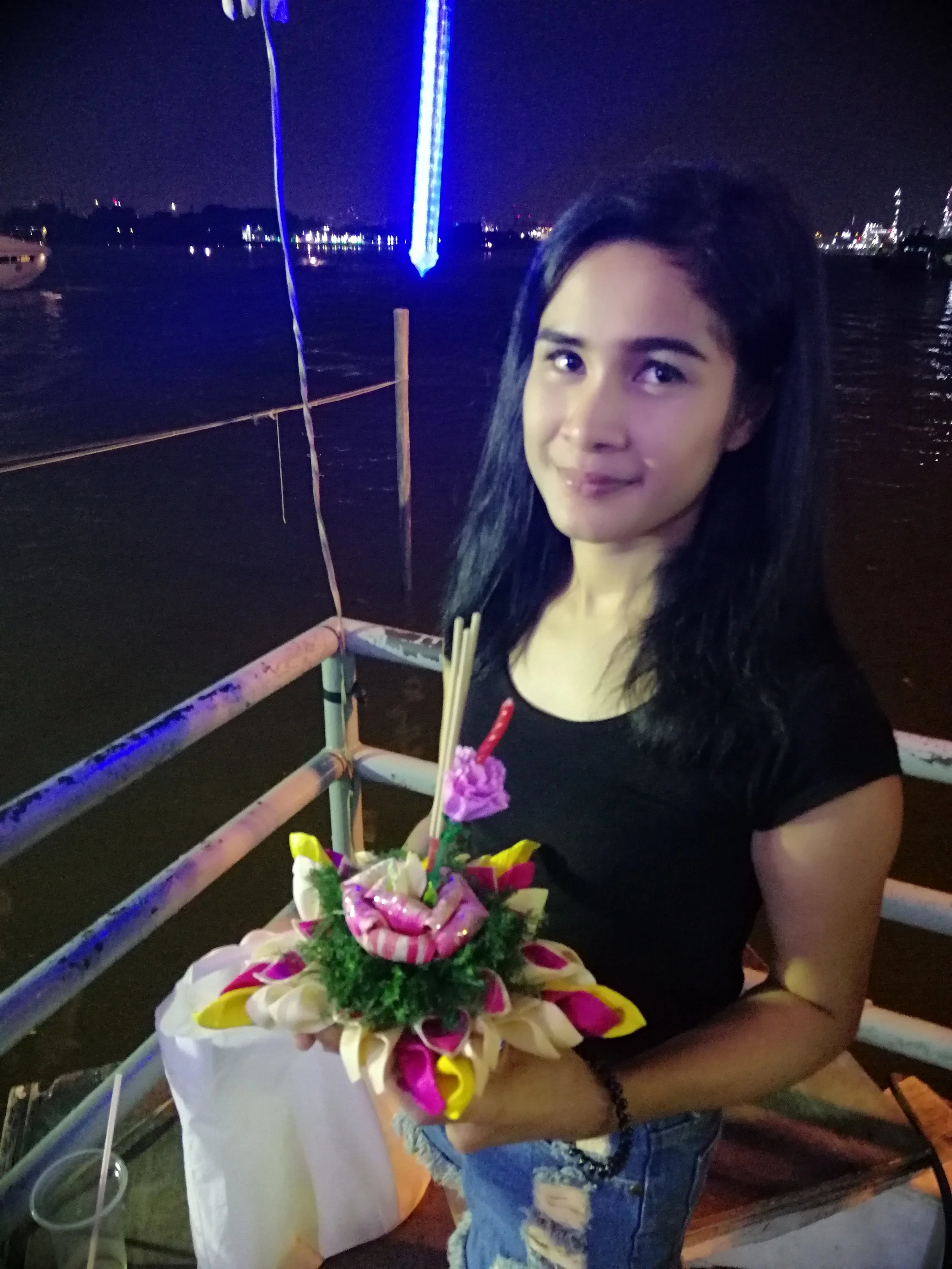 2018 Pics with Gift in Thailand (105).jpg