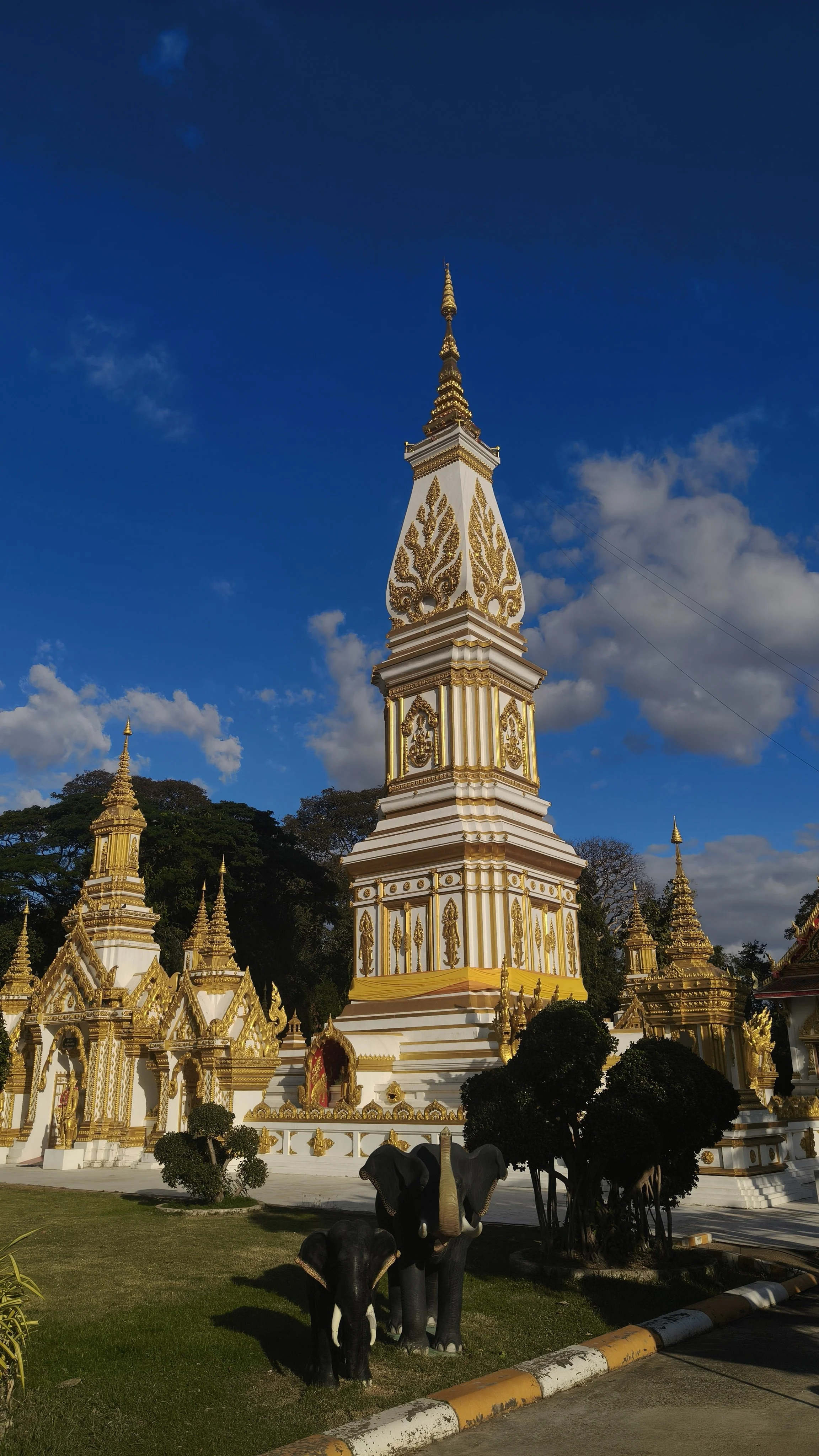 Wat Maruk Kha Nakhon (or Wat MaRukKhaNakhon) Nakhon Phanom, Thailand (1).jpg
