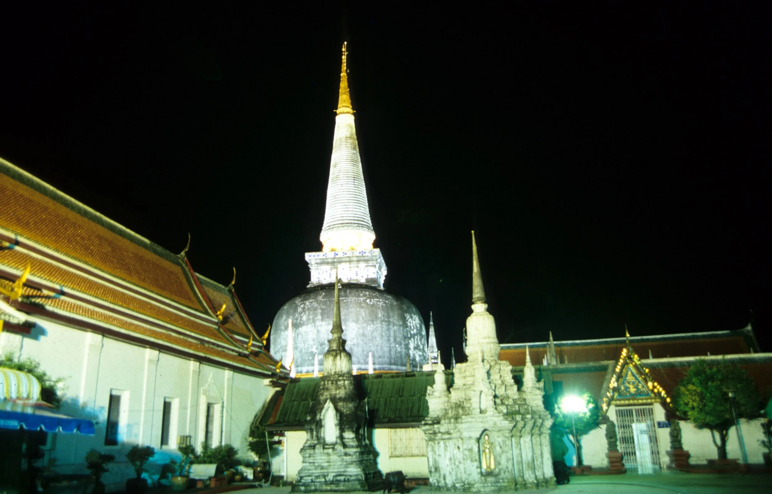 NAKHON - PRA MAHATAT WAT N.jpg