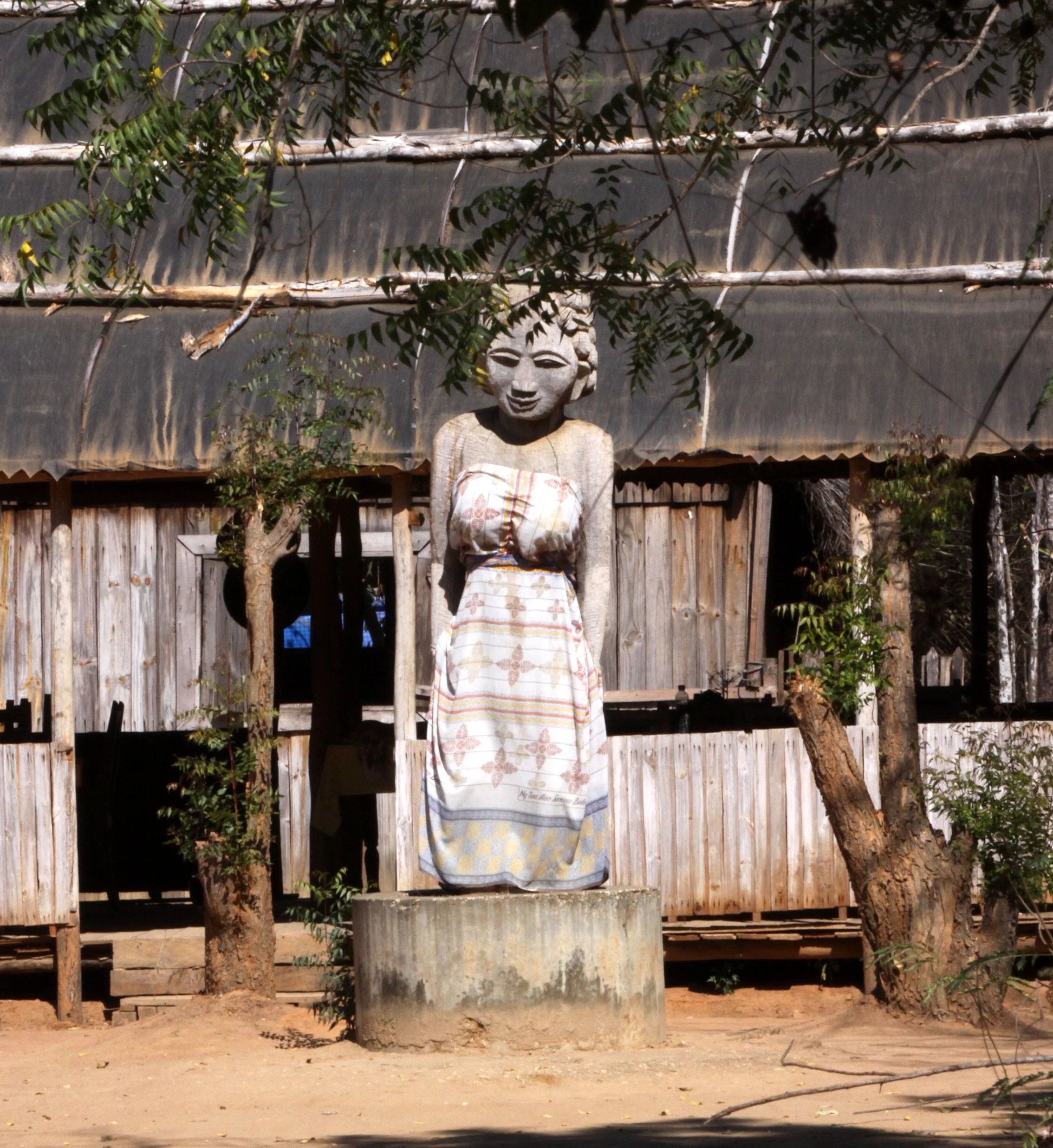 KIRINDY NATIONAL PARK - MADAGASCAR - STATUES.JPG
