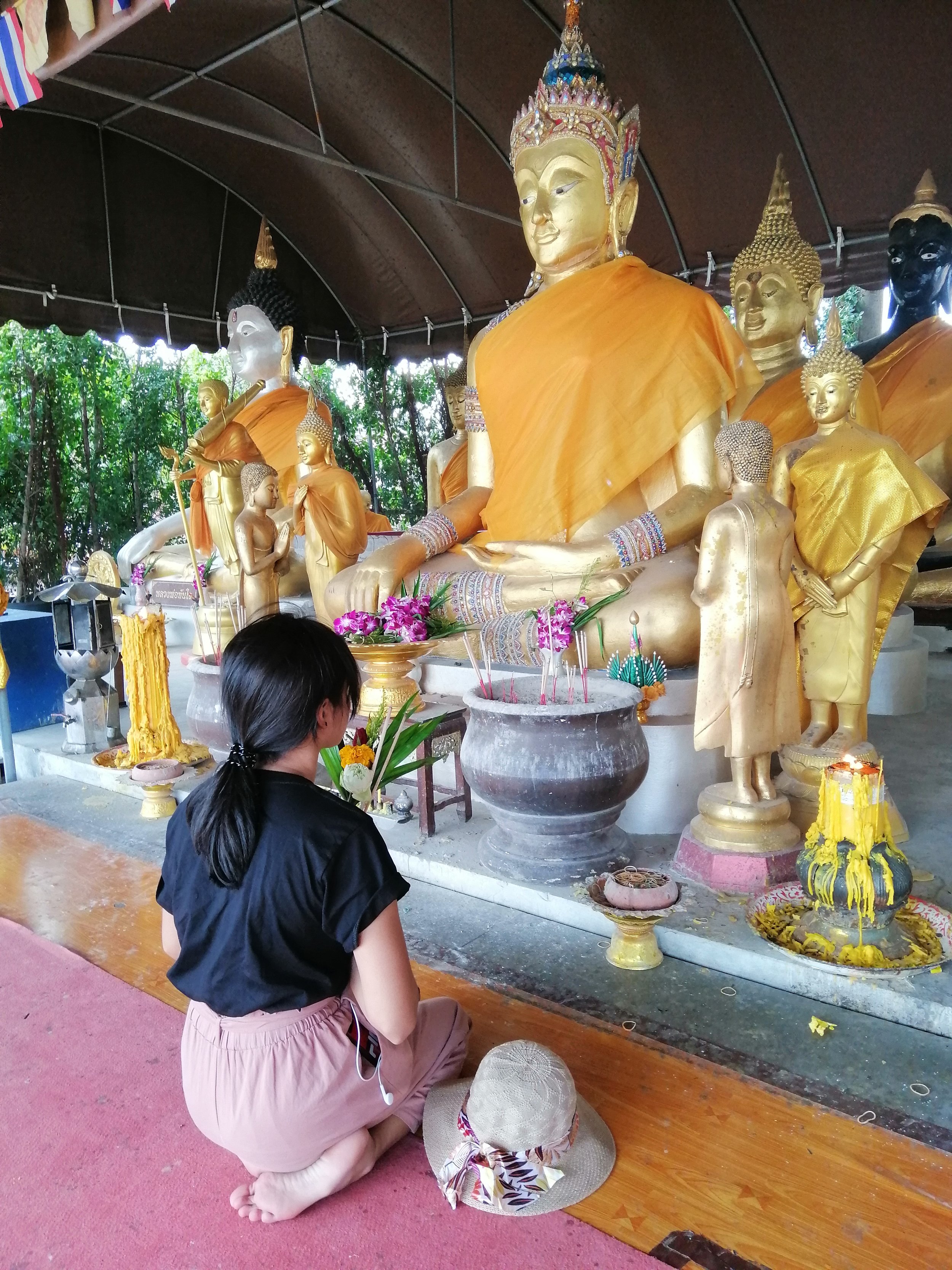 2018 Ayutthaya Pics with Gift in Traditional Dress (126).jpg
