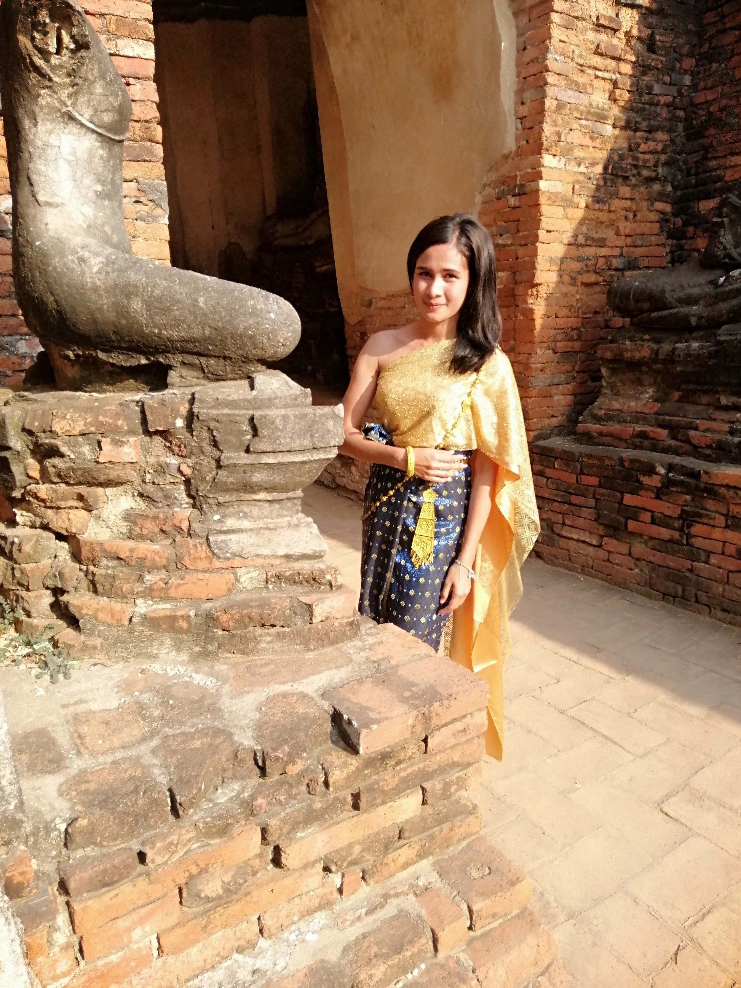 2018 Ayutthaya Pics with Gift in Traditional Dress (160).jpg