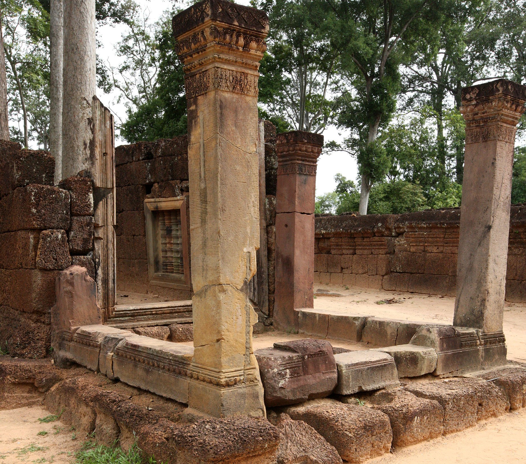 BANTEAY SREI TEMPLE - CAMBODIA (6).JPG