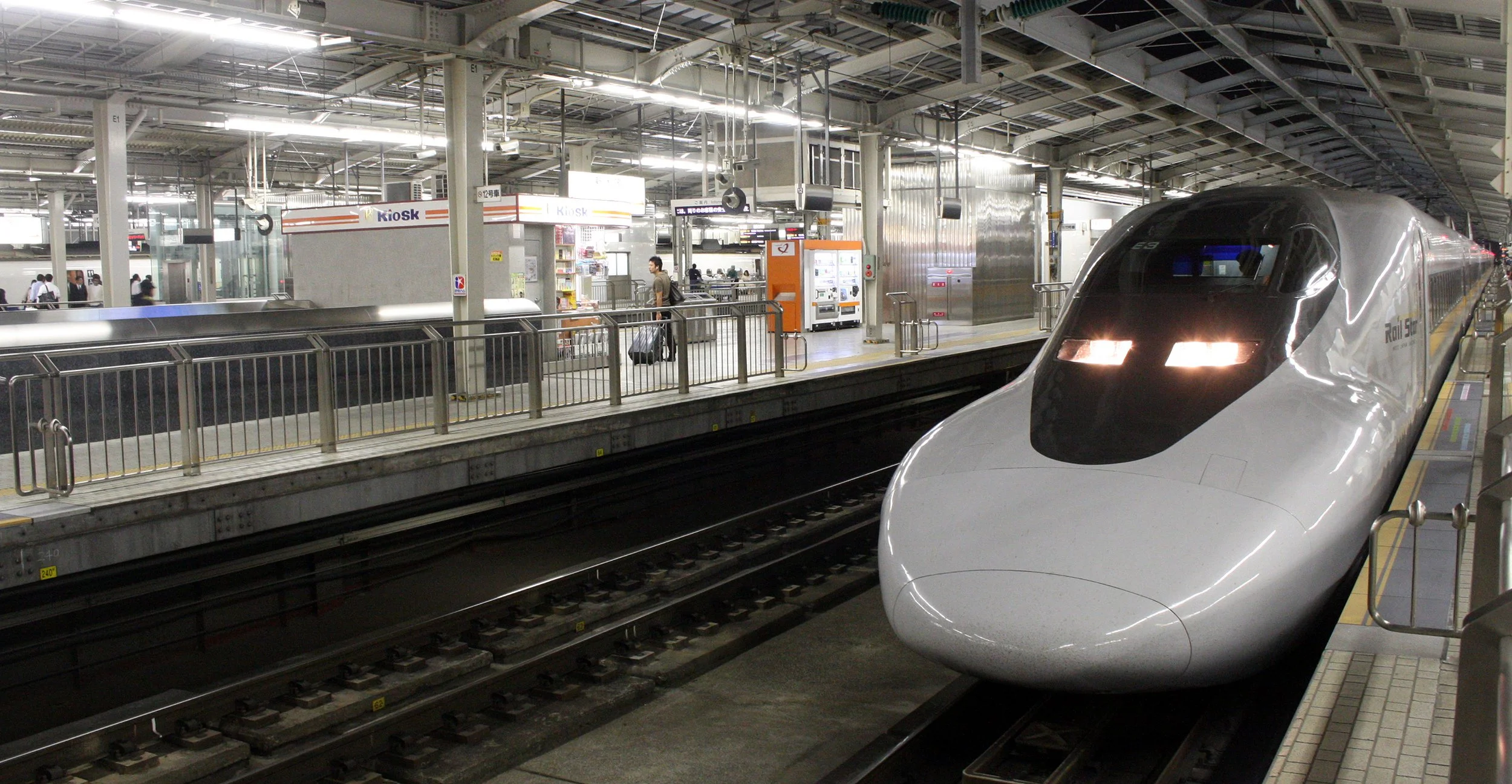 HIROSHIMA - MAY 2009 - SHINKANSEN SCENES (7).JPG