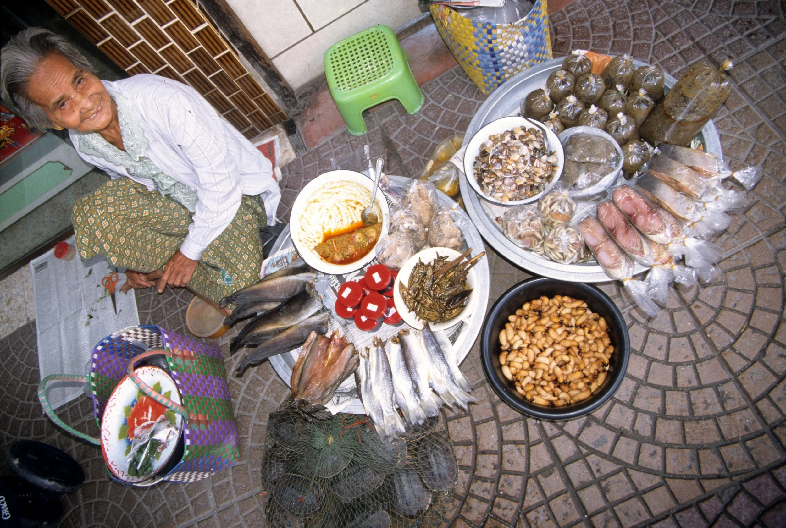 2004 Nakhonsithammarat Markets, Monks and Baby Cokie (9).jpg