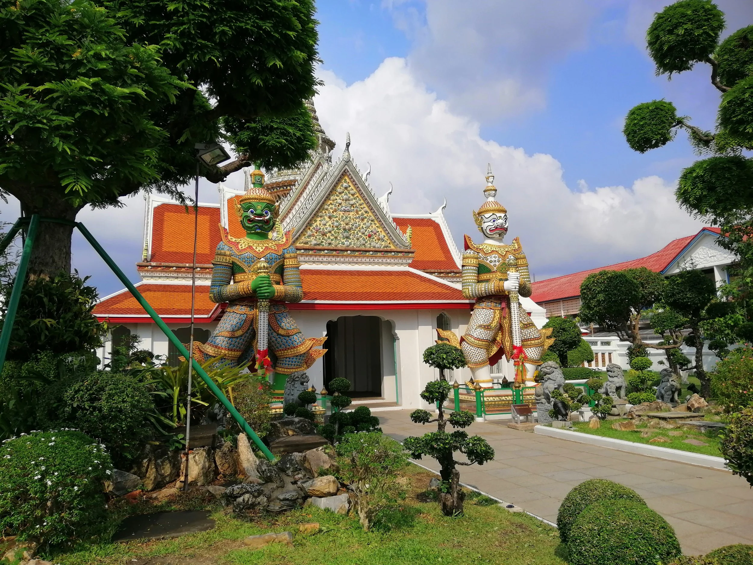 2020 Wat Arun with Liana, Cokie and Gift (54).jpg