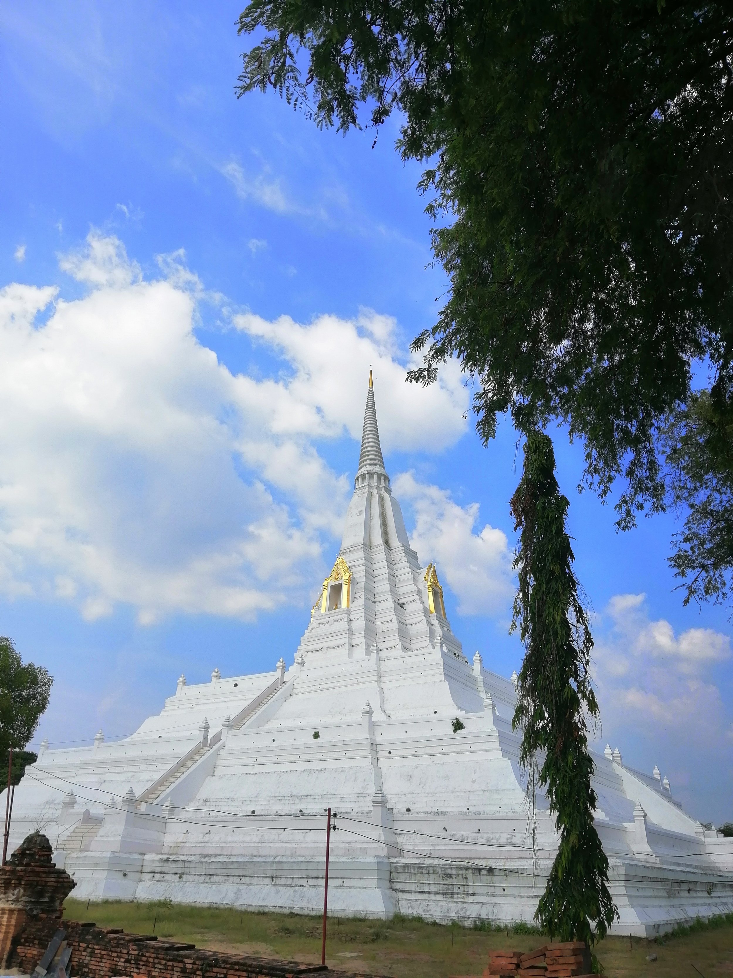 2018 Ayutthaya Pics with Gift in Traditional Dress (127).jpg