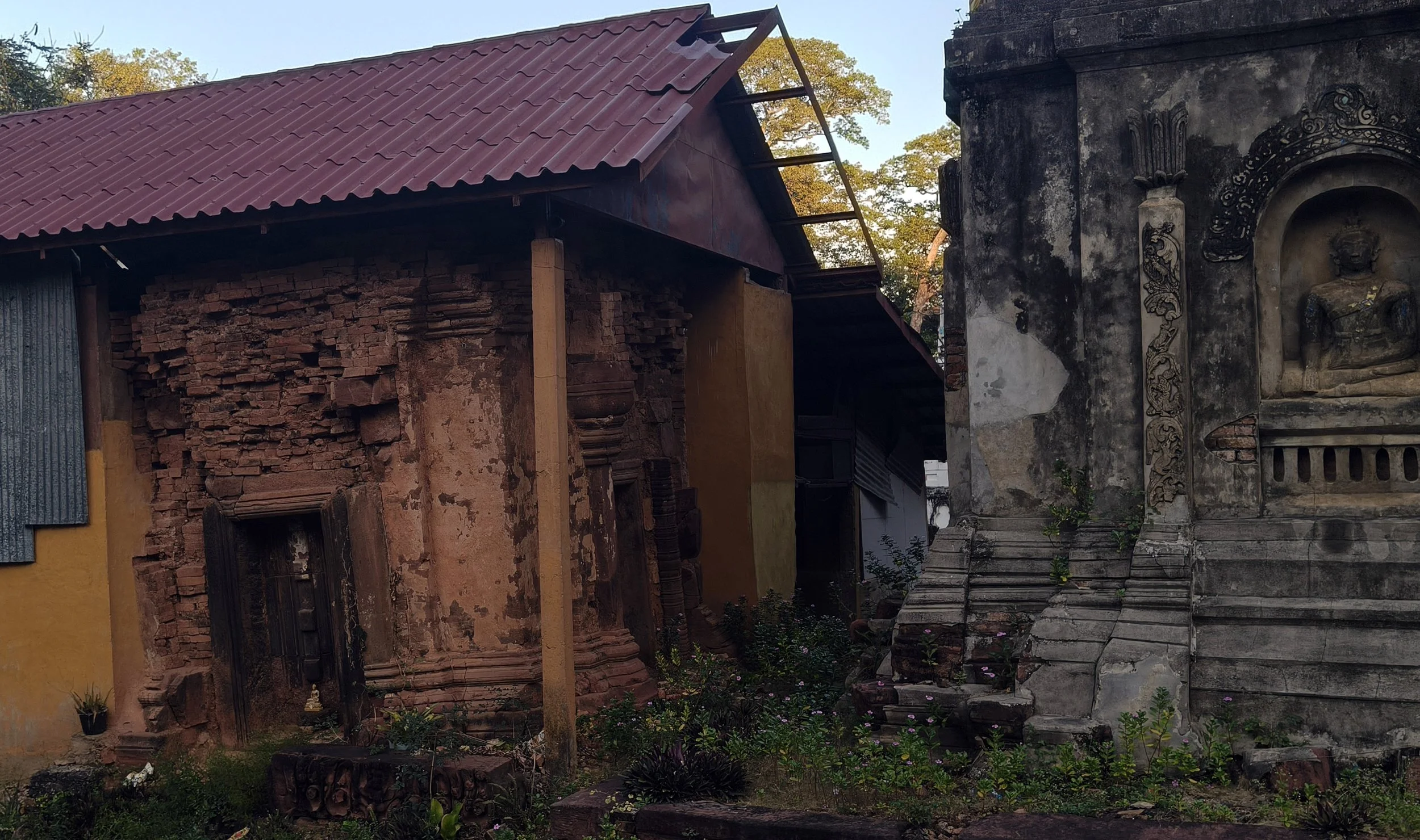 Wat Ku Phra Kona - Roi Et (24).jpg