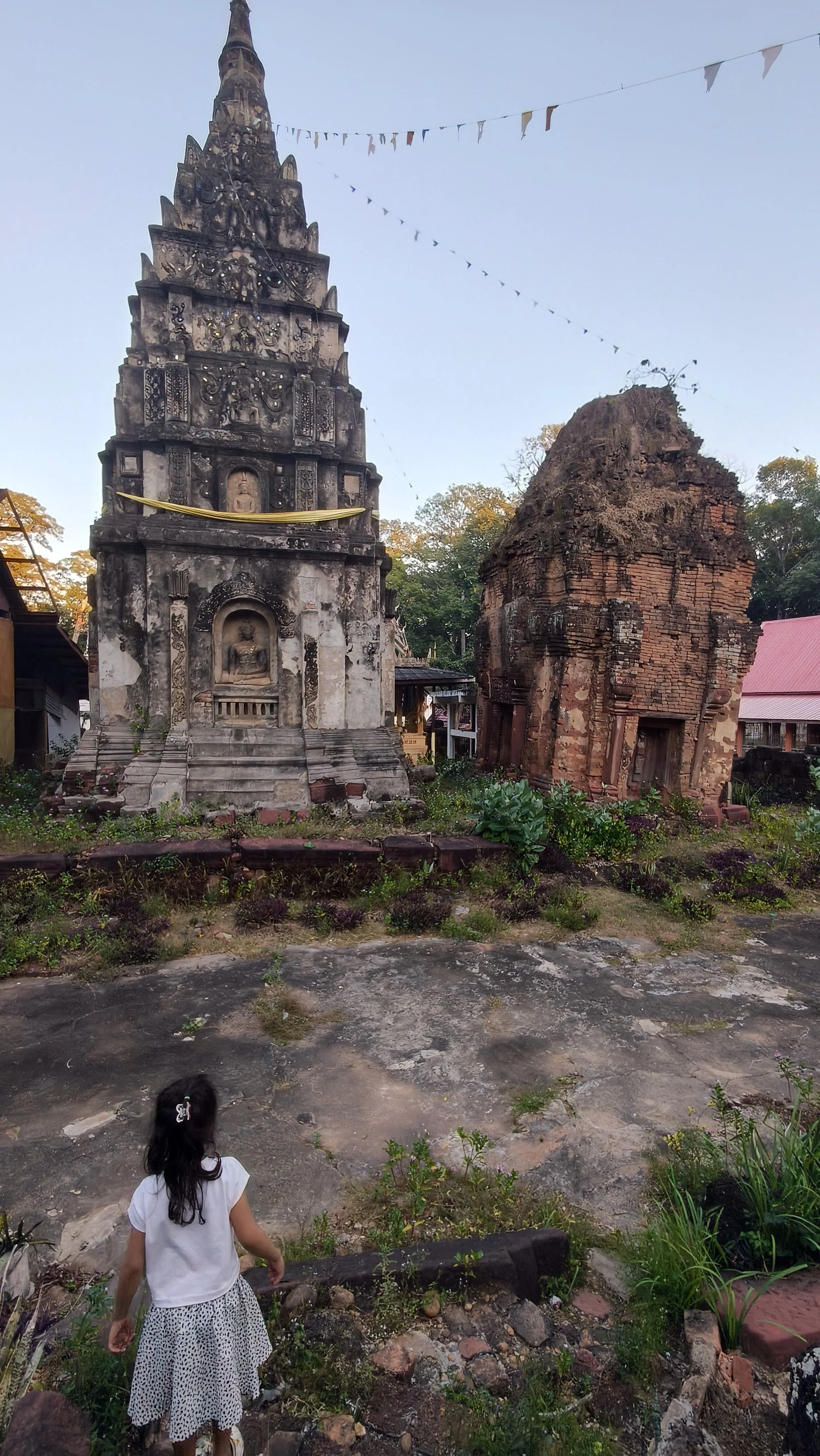 Wat Ku Phra Kona - Roi Et (22).jpg