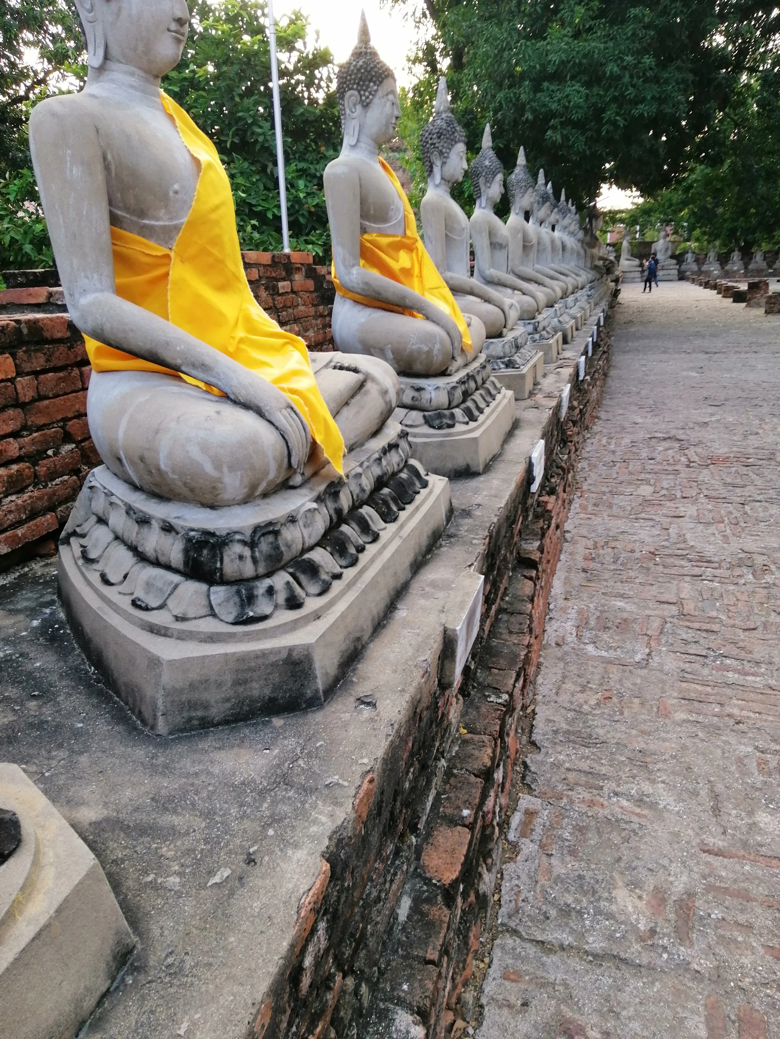 2018 Ayutthaya Pics with Gift in Traditional Dress (48).jpg