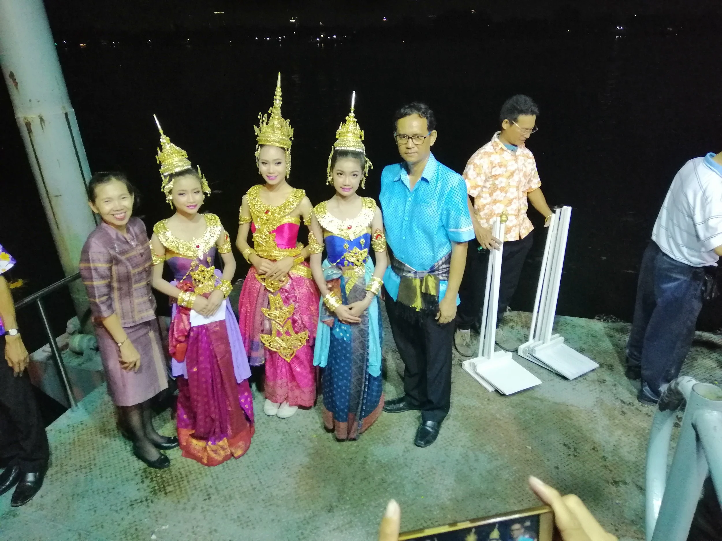 2018 Pics with Gift in Thailand (110).jpg