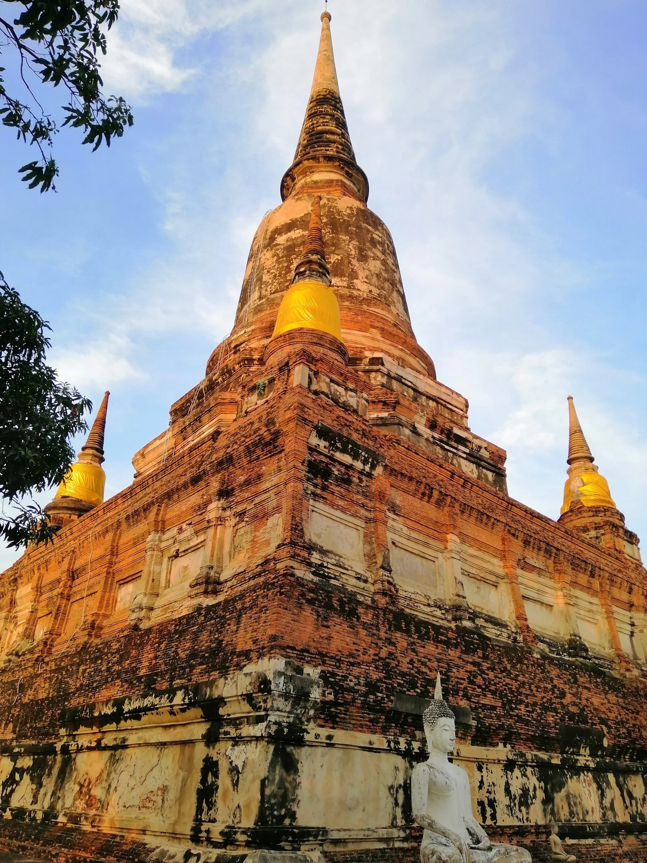2018 Ayutthaya Pics with Gift in Traditional Dress (47).jpg