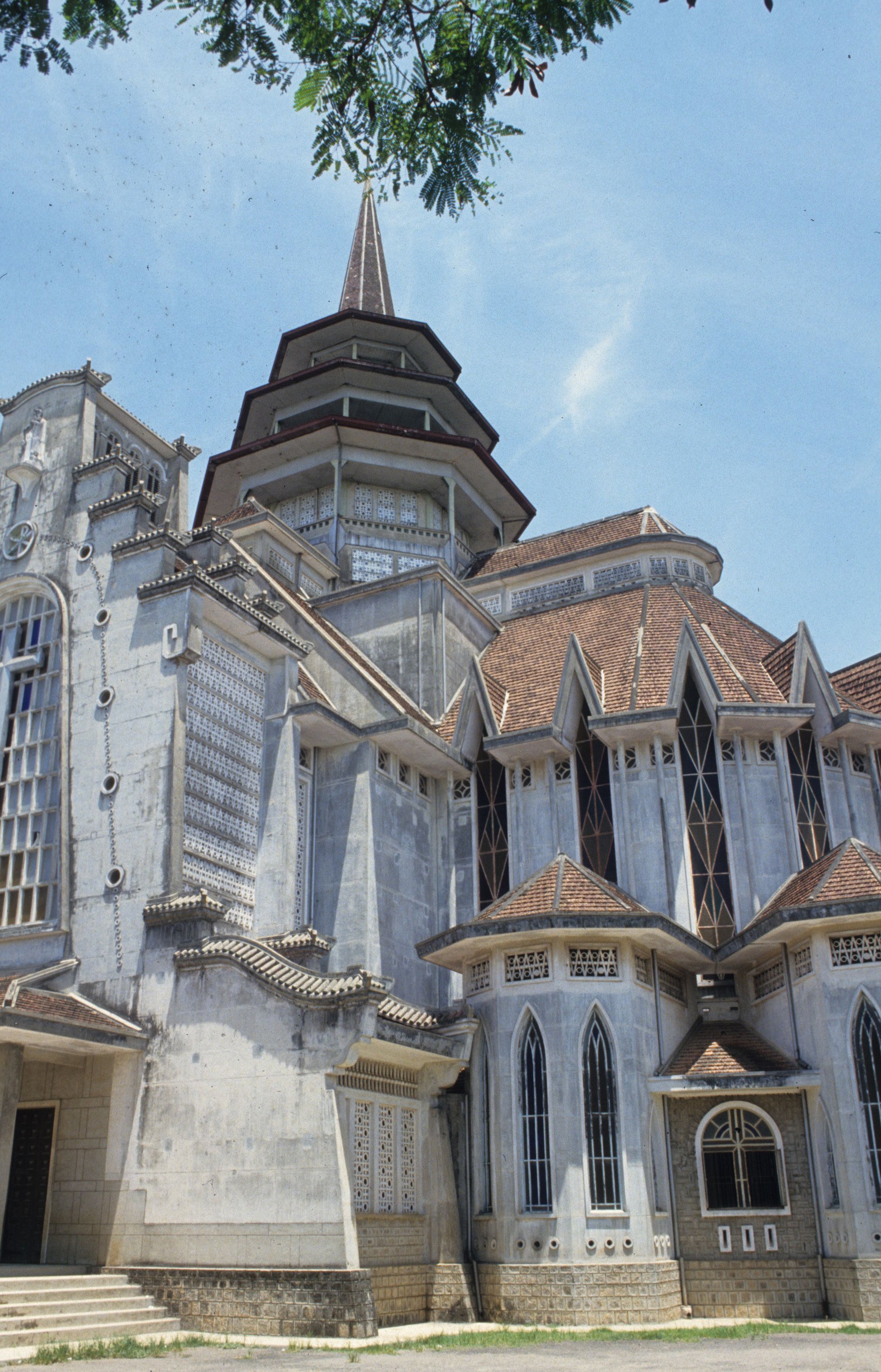 HUE - NOTRE DAME.jpg