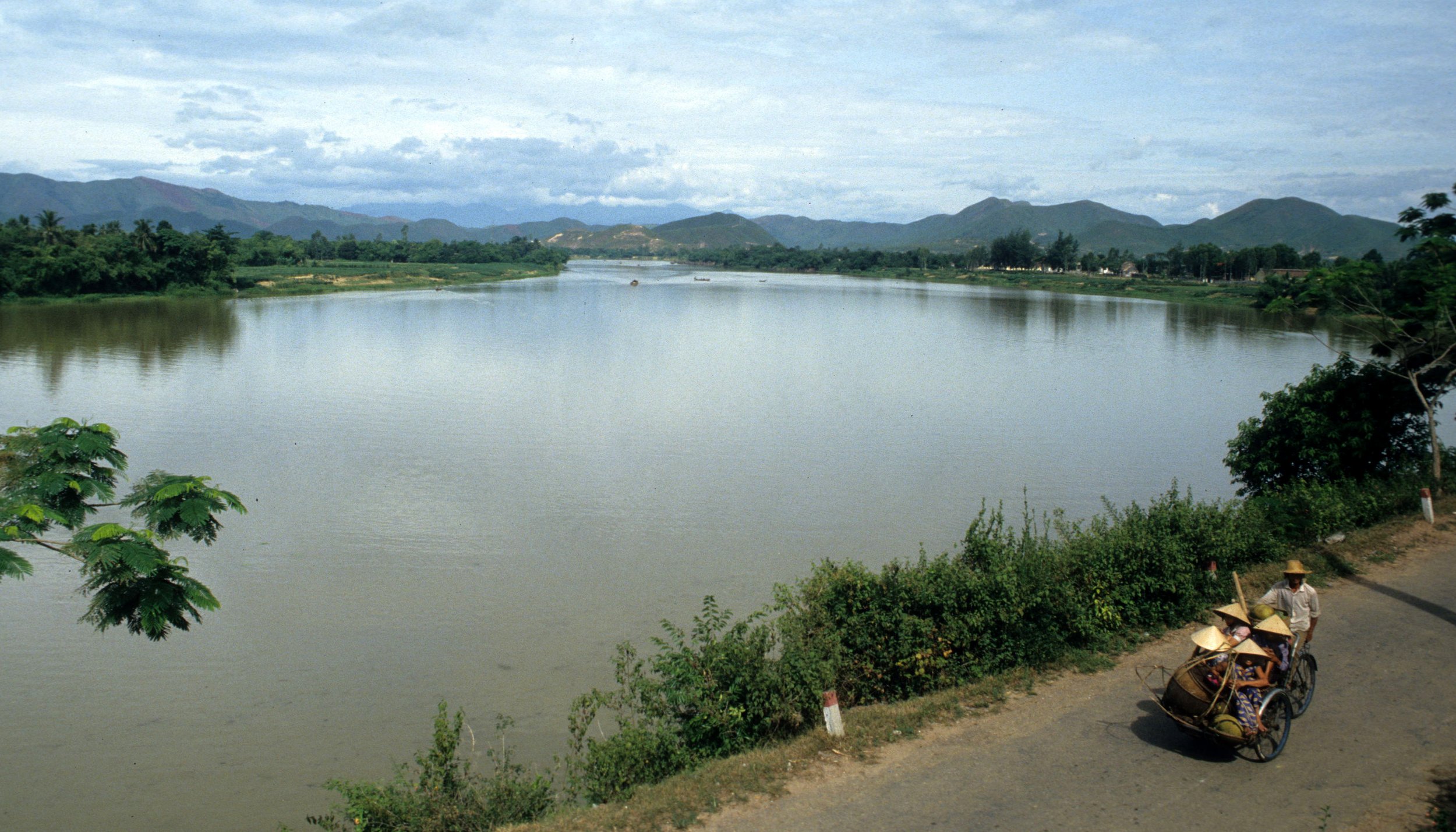 HUE - HUONG GIANG RIVER SCENES (2).jpg