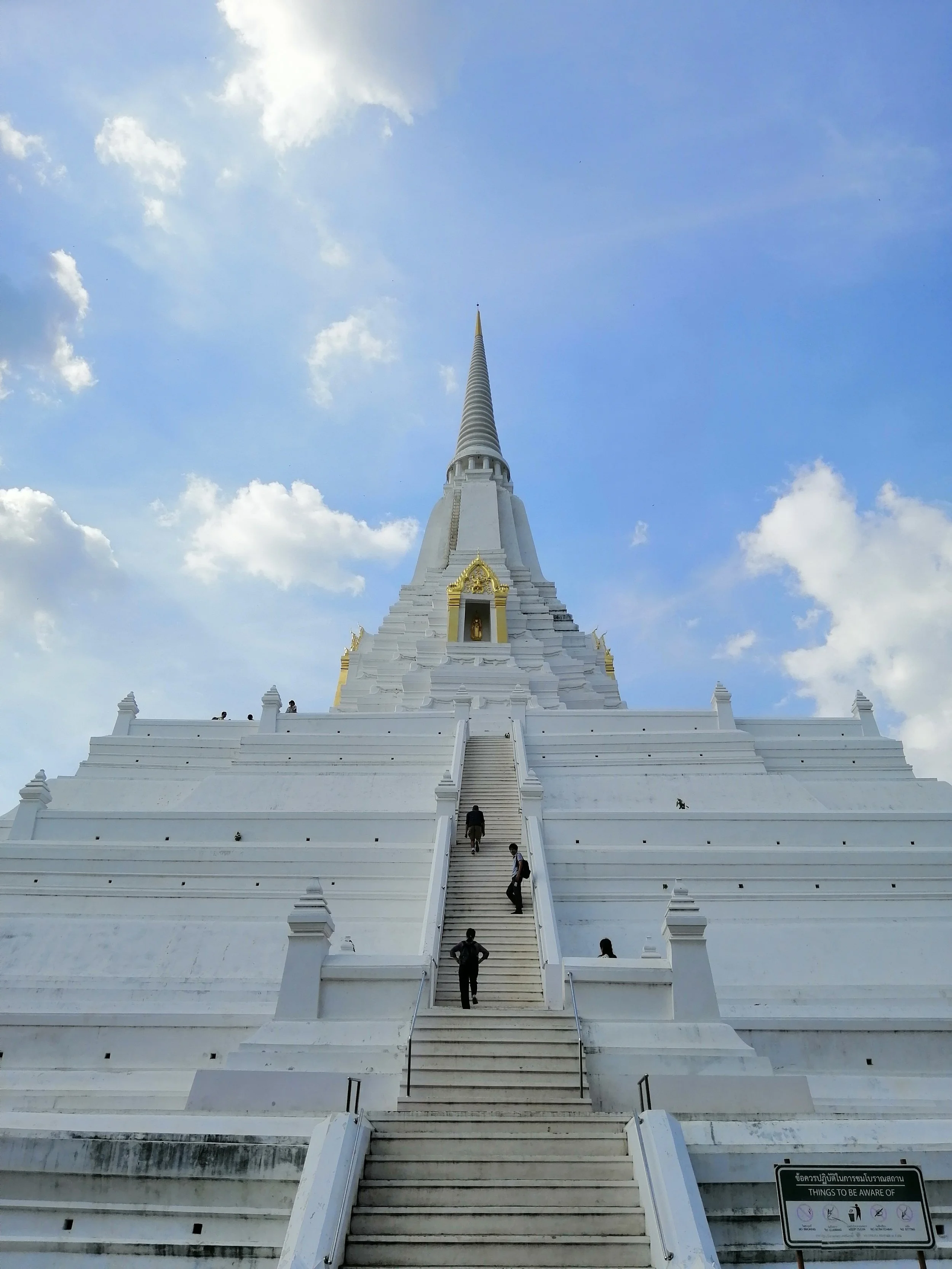 2018 Ayutthaya Pics with Gift in Traditional Dress (129).jpg