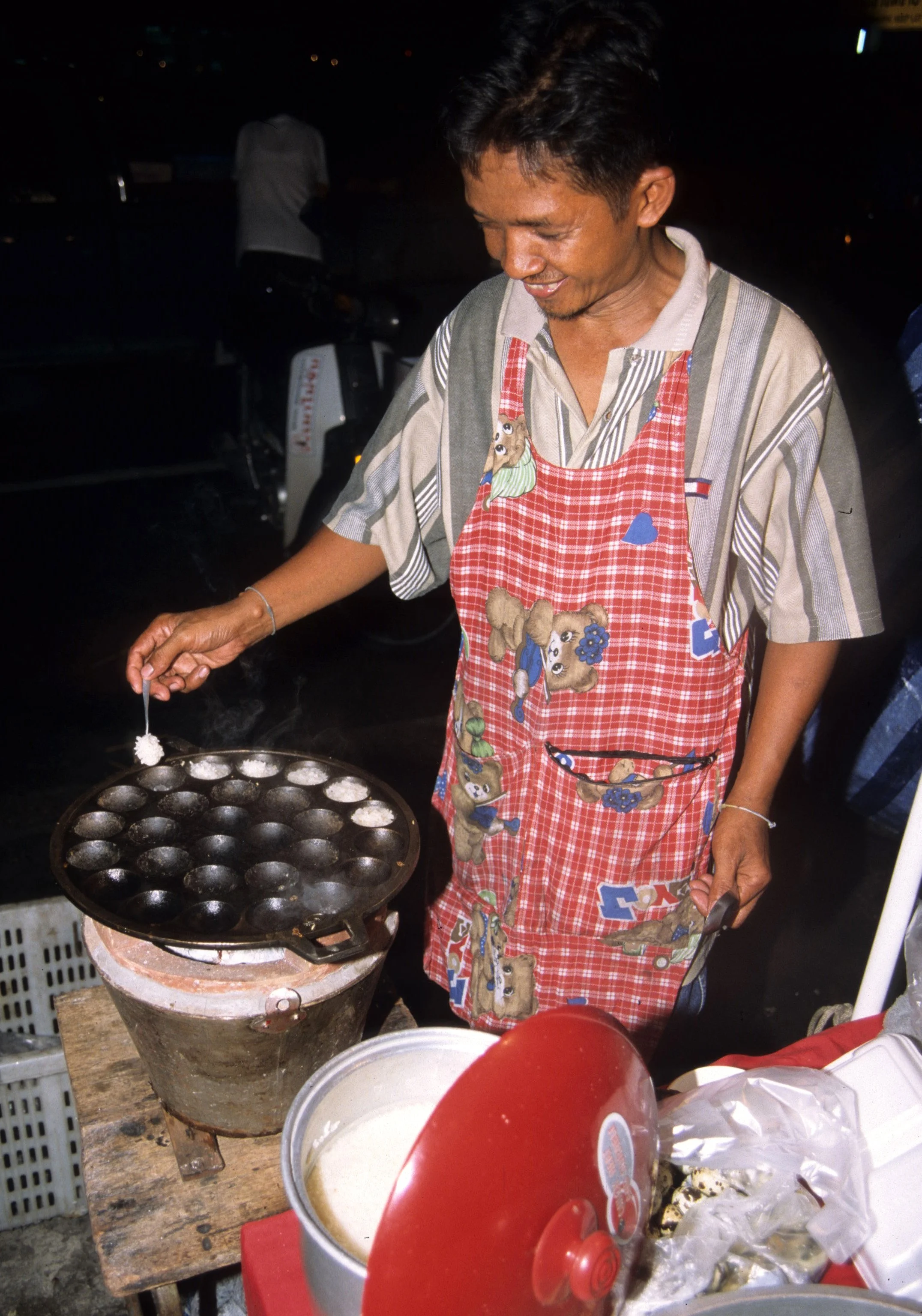 2004 Nakhonsithammarat Markets, Monks and Baby Cokie (50).jpg