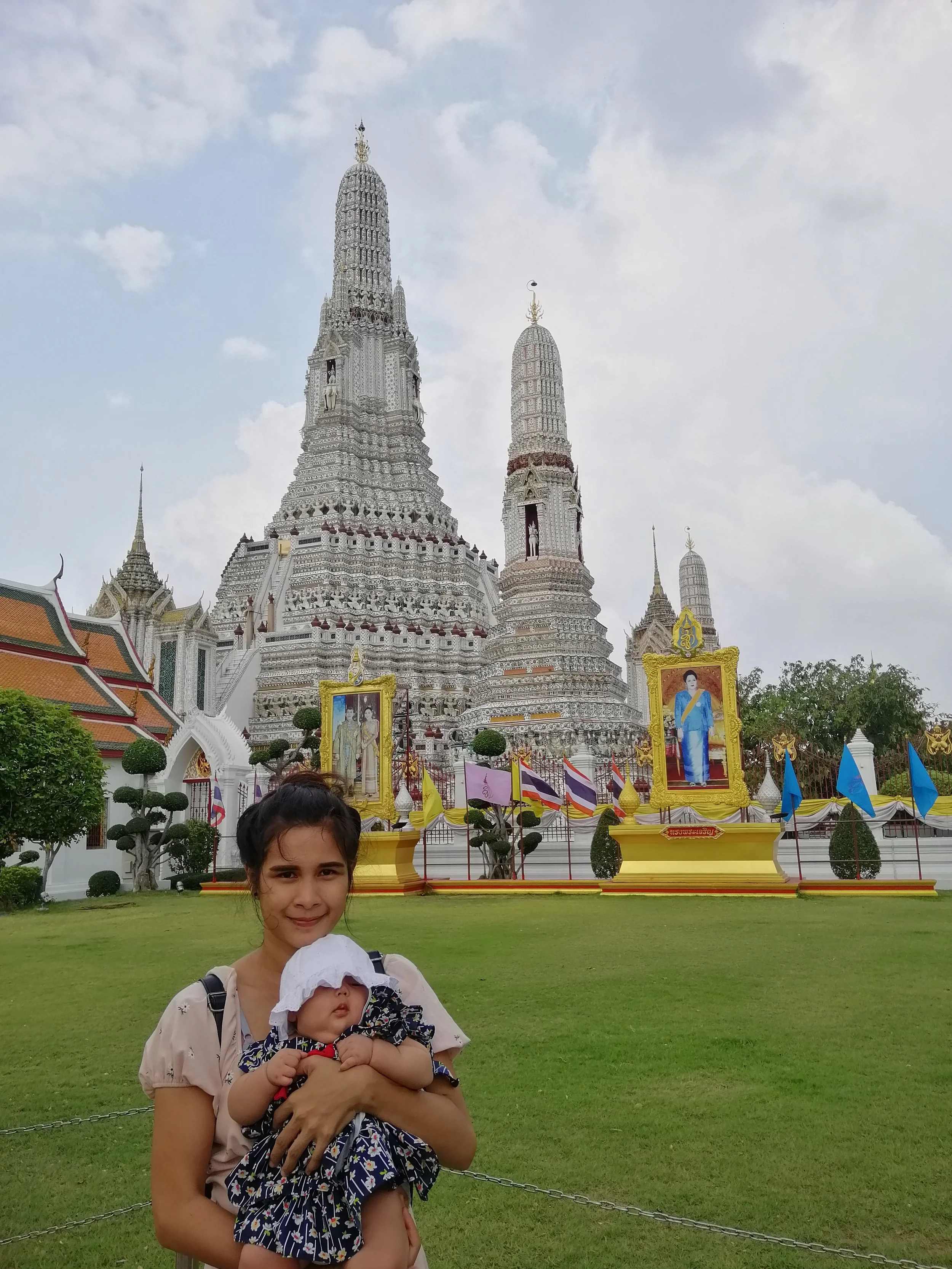 2020 Wat Arun with Liana, Cokie and Gift (15).jpg