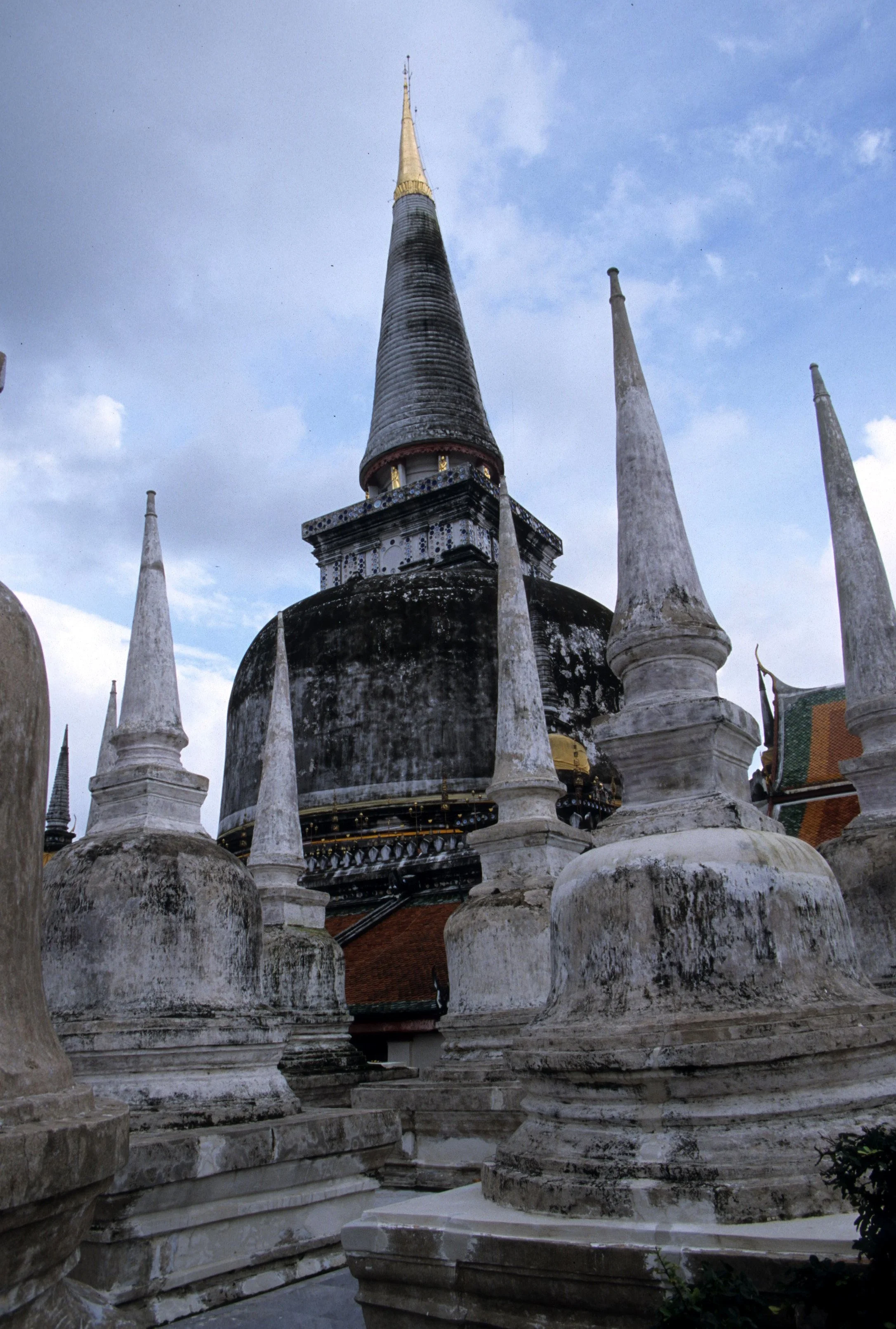 NAKHON - V.jpg