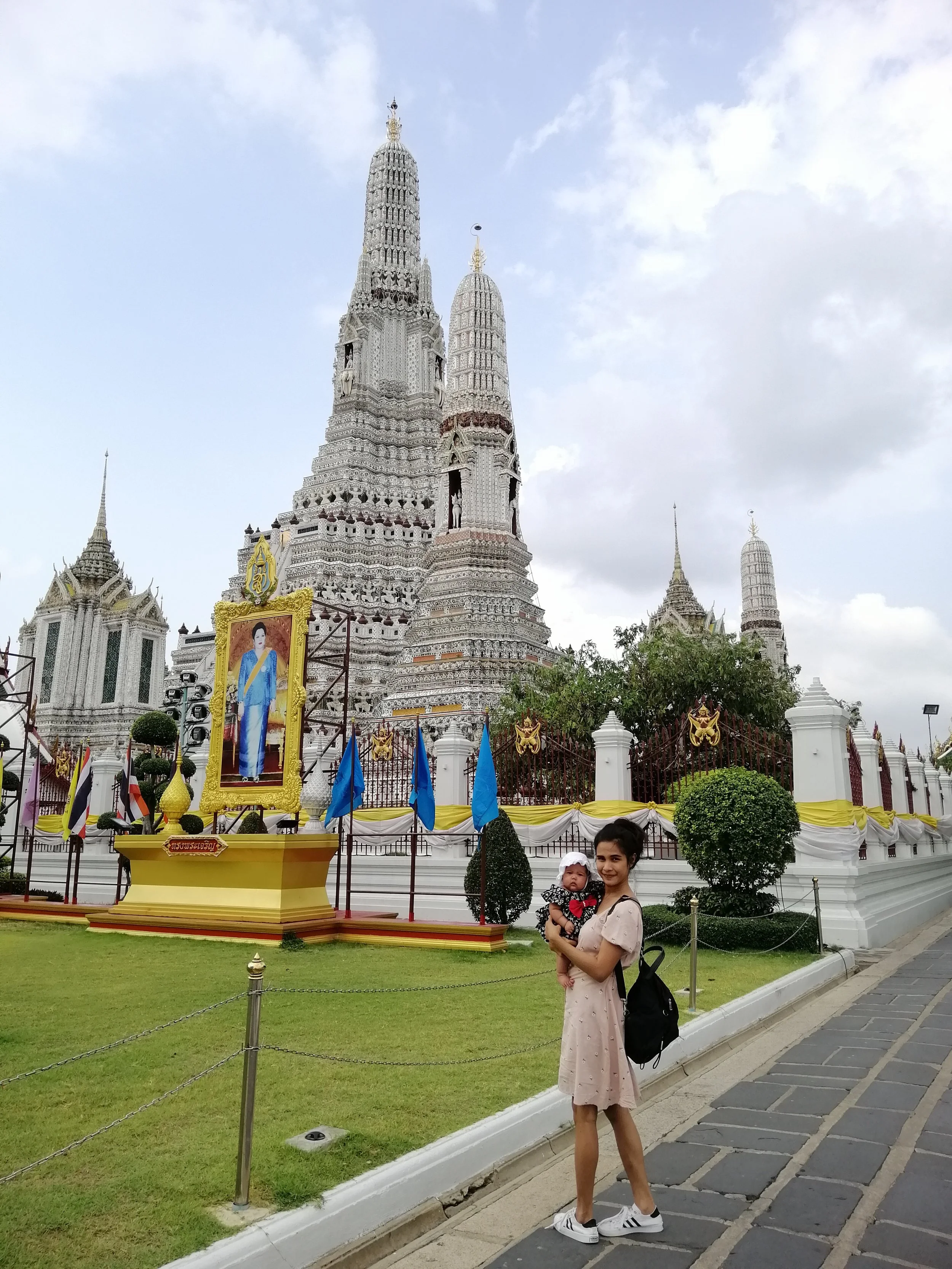 2020 Wat Arun with Liana, Cokie and Gift (24).jpg