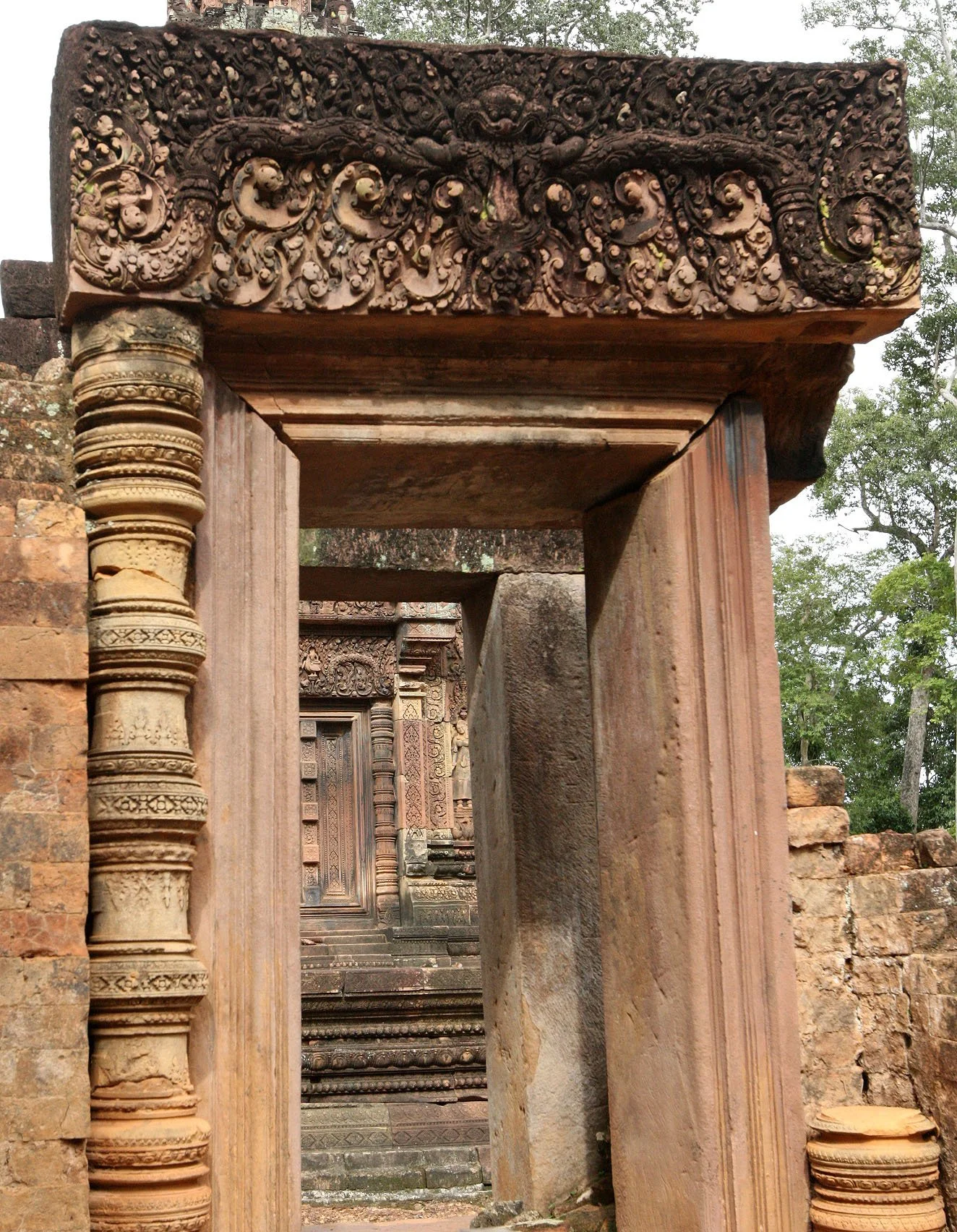 BANTEAY SREI TEMPLE - CAMBODIA (13).JPG