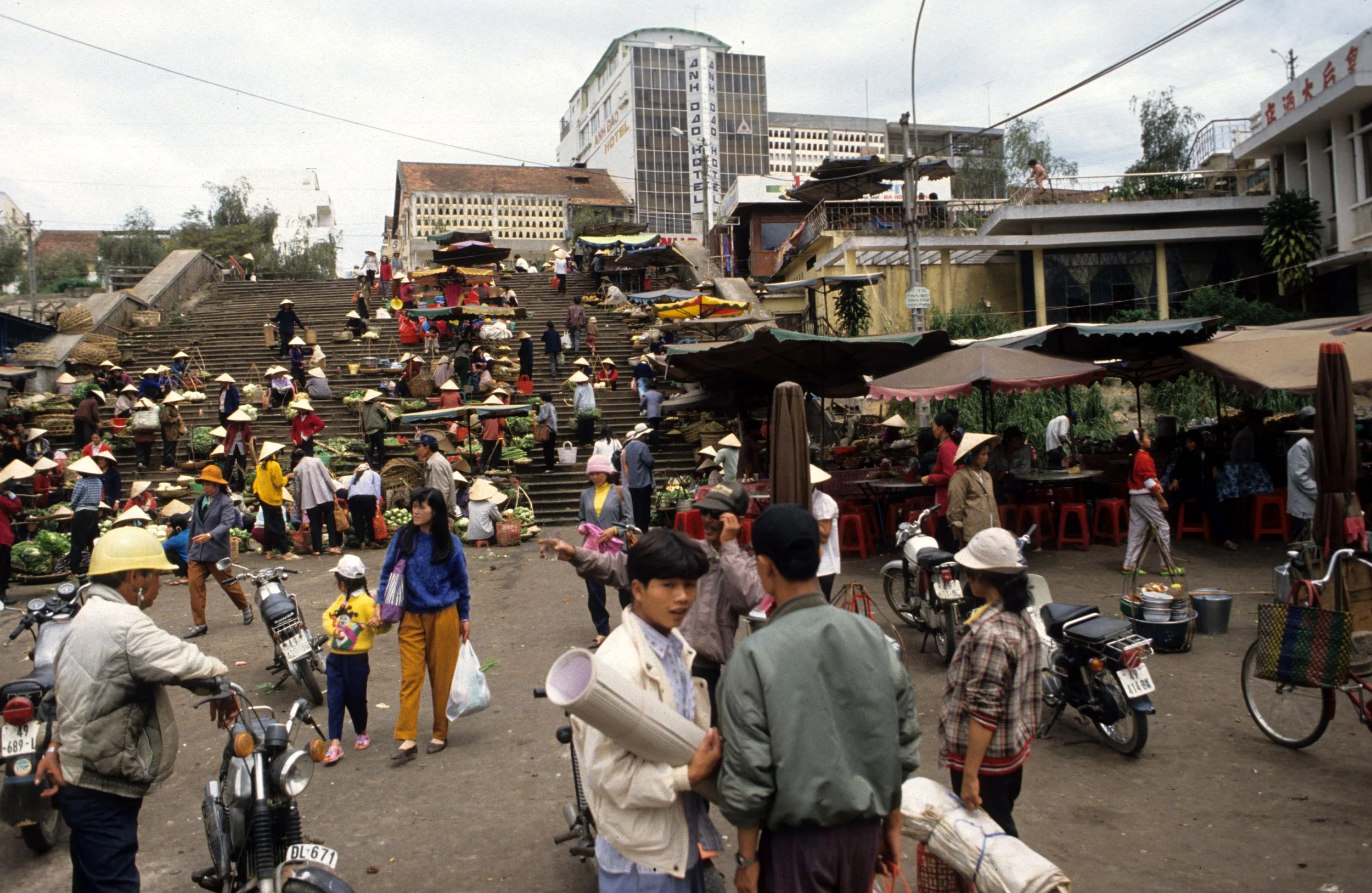 DALAT - MARKET SCENES 1994 (8).jpg