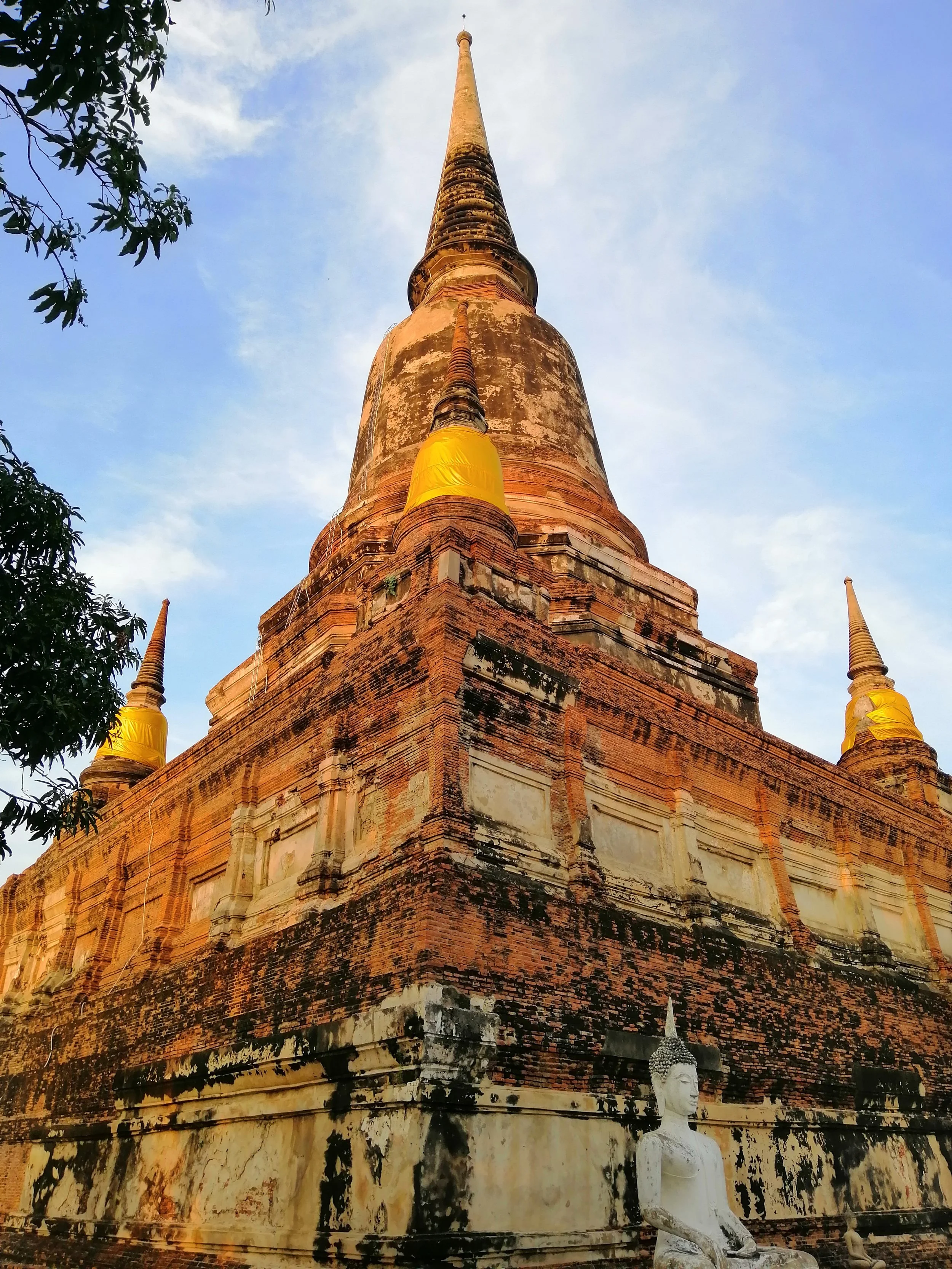 2018 Ayutthaya Pics with Gift in Traditional Dress (46).jpg