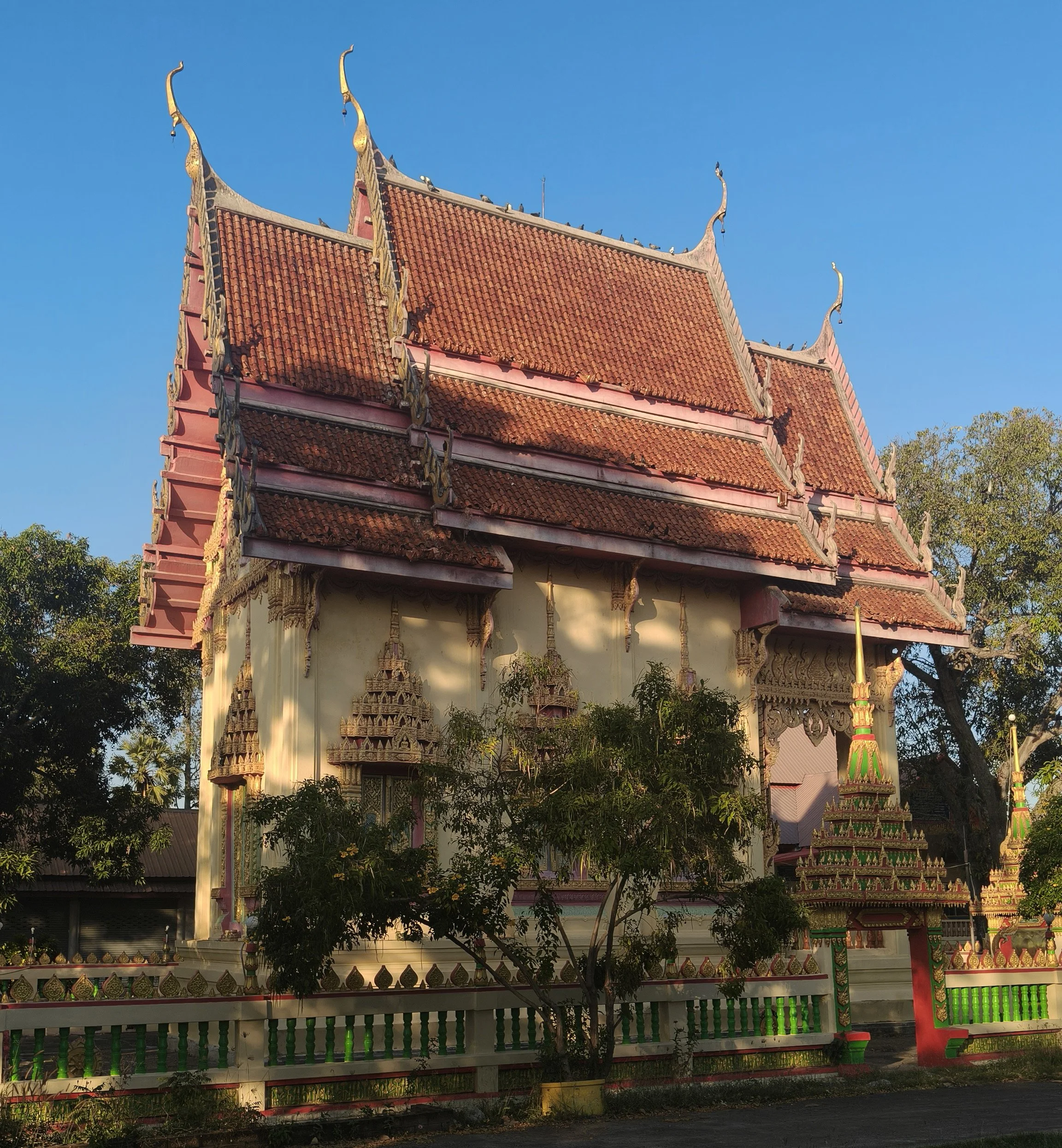 Wat Burapha Ku Ka Singh - Roi Et (14).jpg