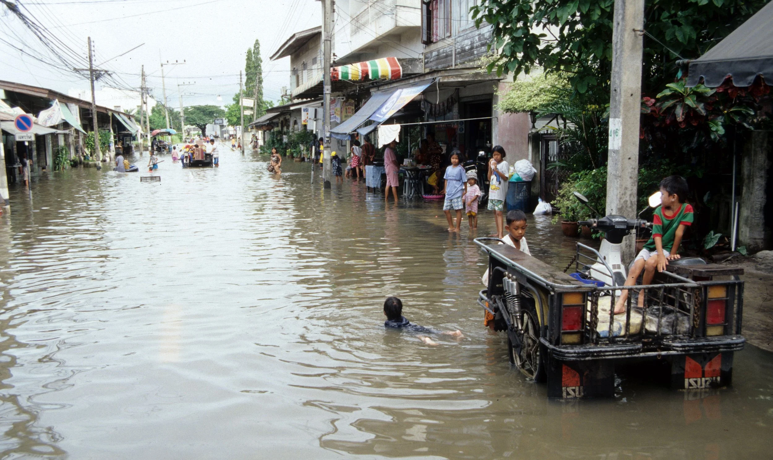 2009 Nakhonsithammarat Thailand with Family & Floods (16).jpg