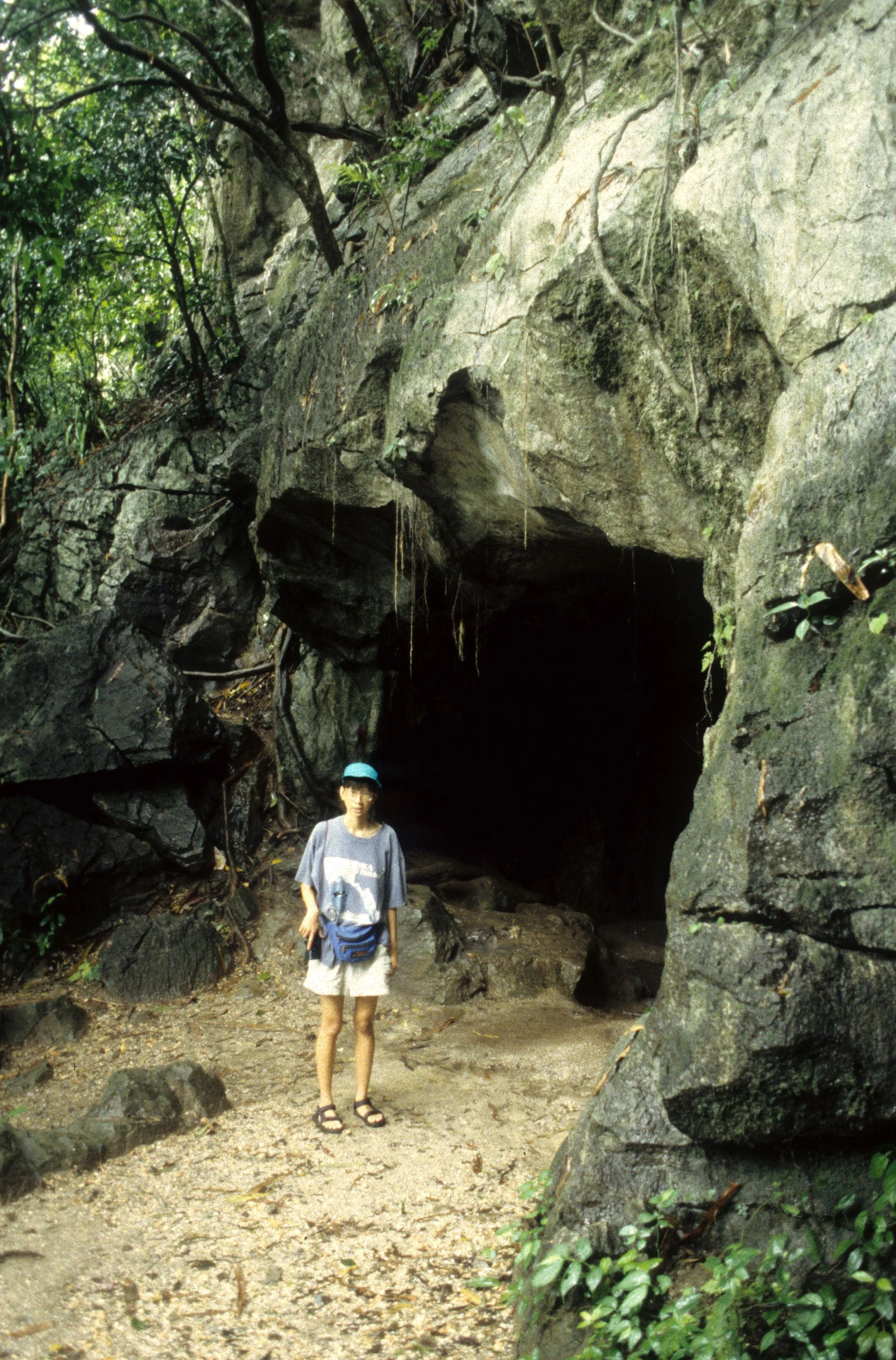 CUC PHUONG NP - HOMO ERECTUS CAVE 1994 (2).jpg