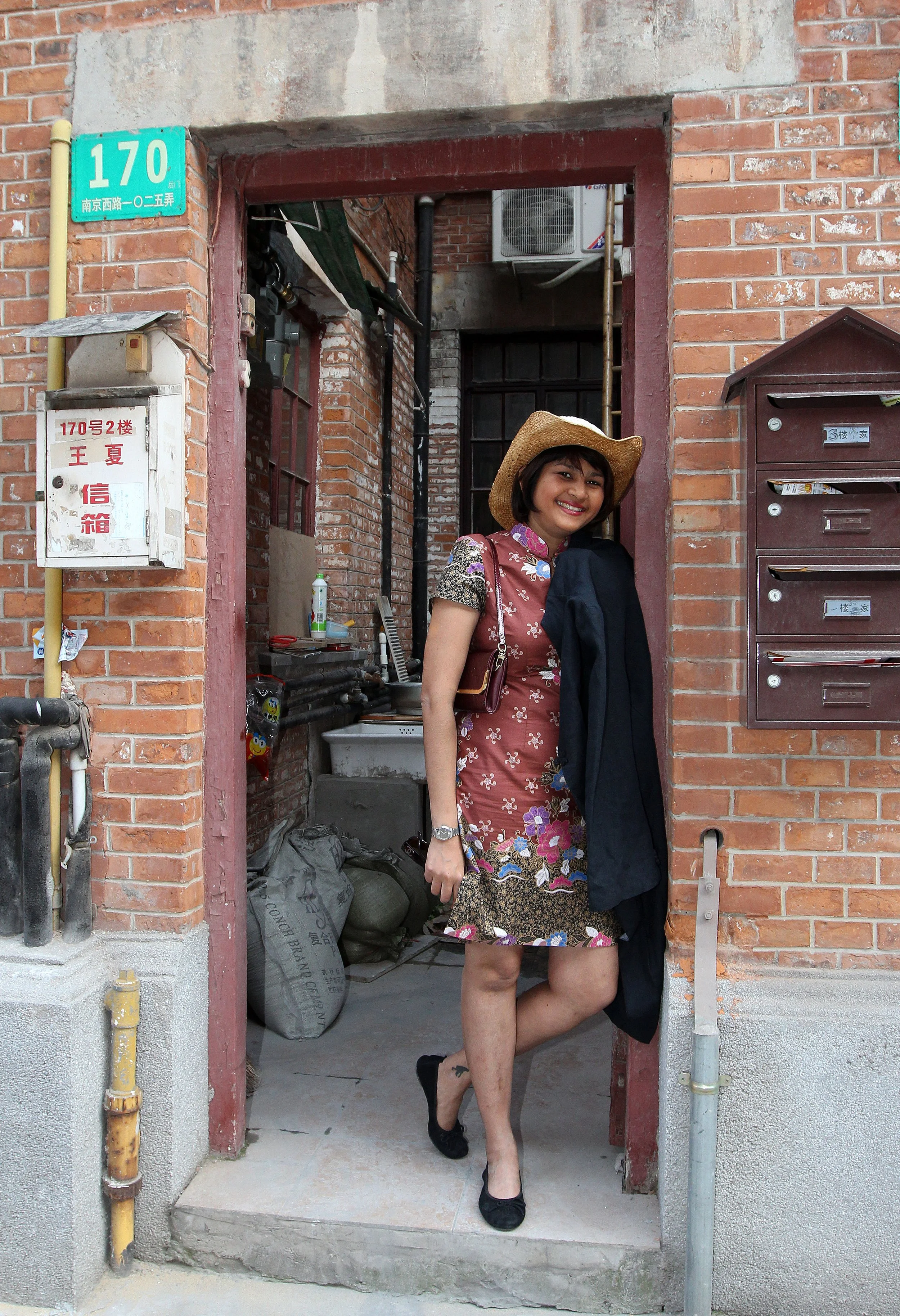 LILONG ALLEYS OFF WEST NANJING ROAD NEAR US CONSULATE - SHANGHAI (40).JPG